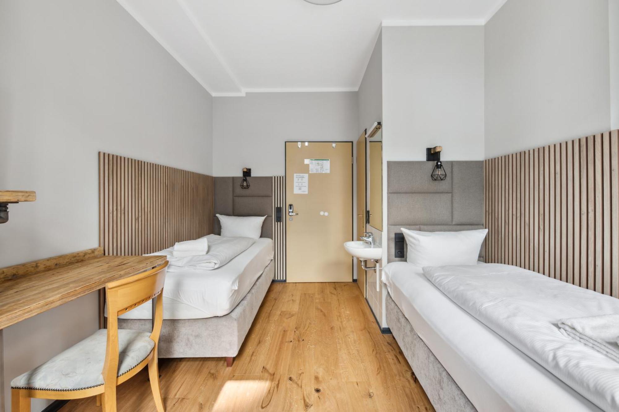 Twin Room,1665395579:JPEG