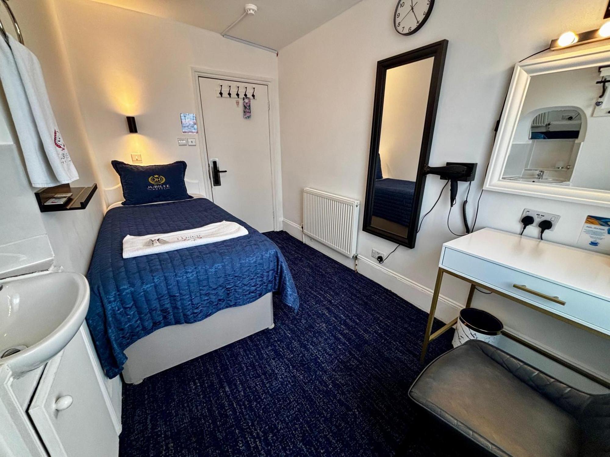 Single Room Shared Shower Toilet,1666637731:JPEG