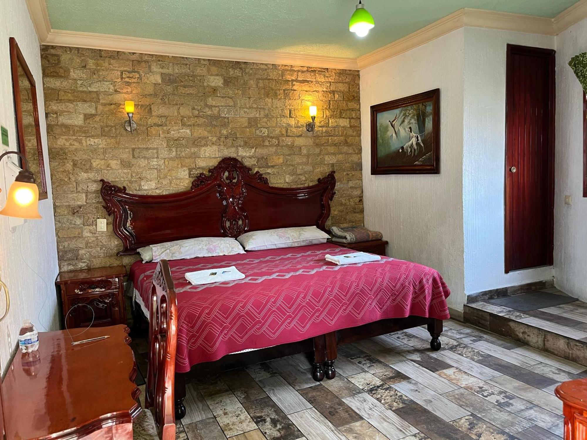 Deluxe Queen Room,1669336755:JPEG