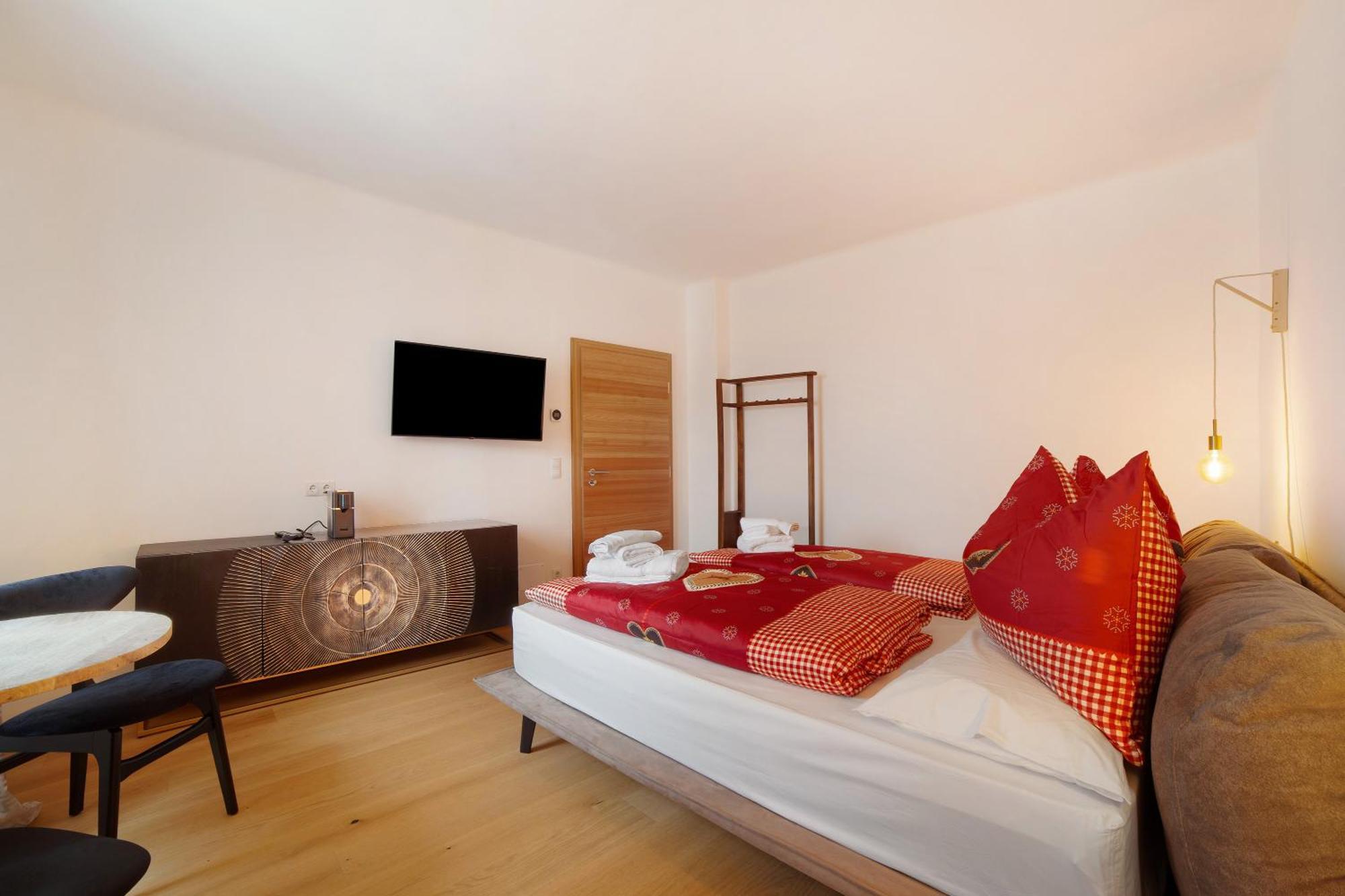 Double Room with Mountain View,1668670812:JPEG