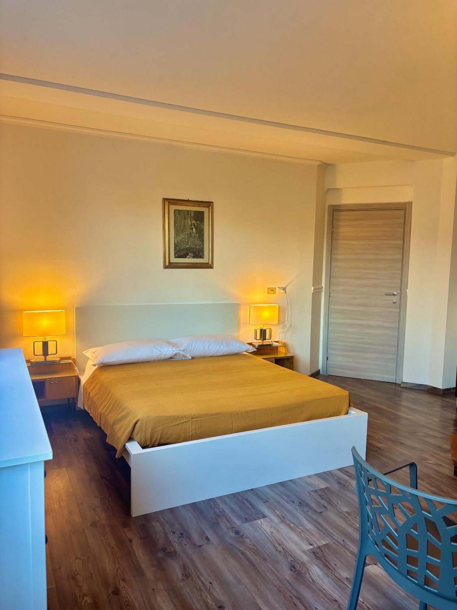 Camera Tripla Basic con Bagno in Comune