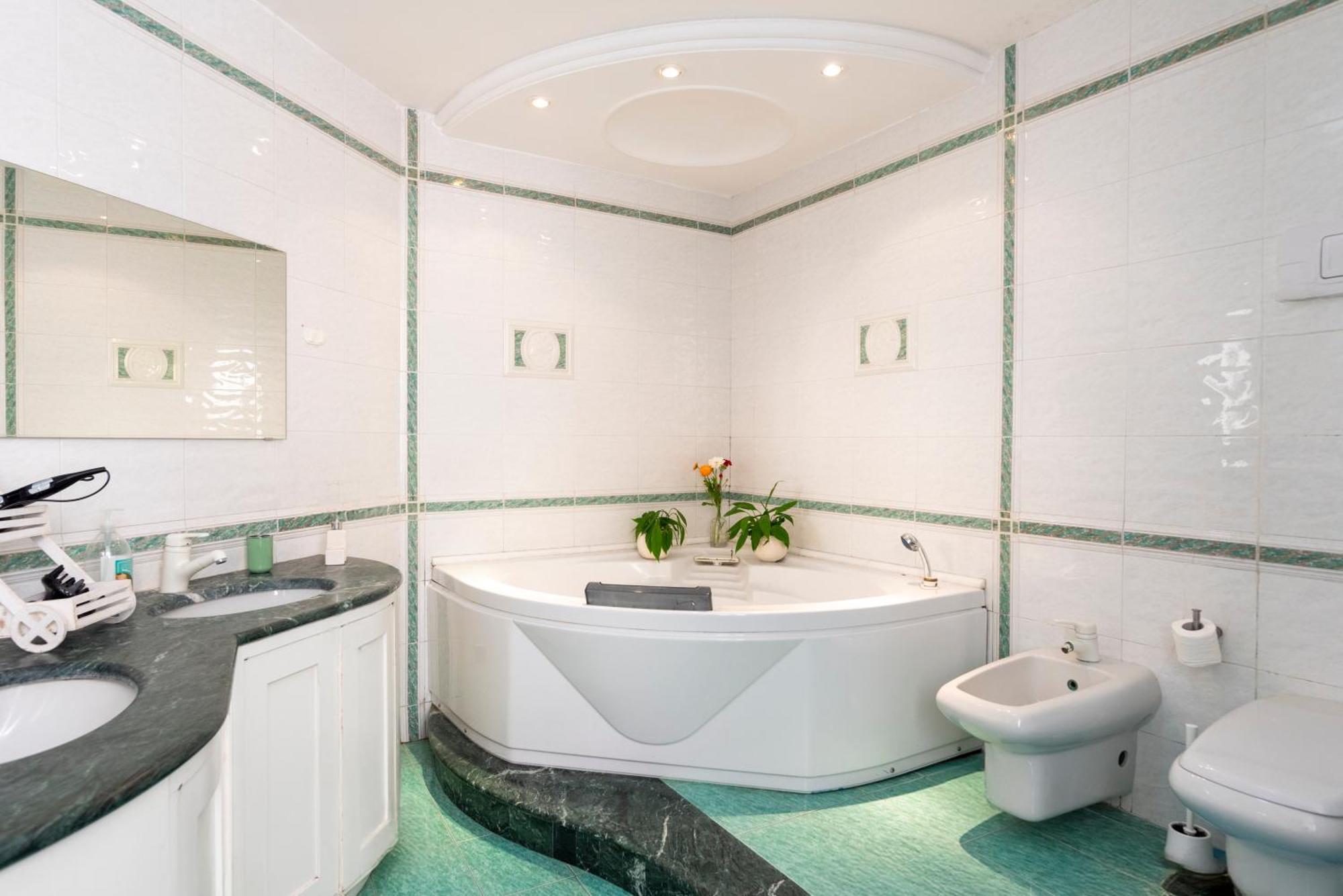 Deluxe Suite Spa Bath,1672088221:JPEG