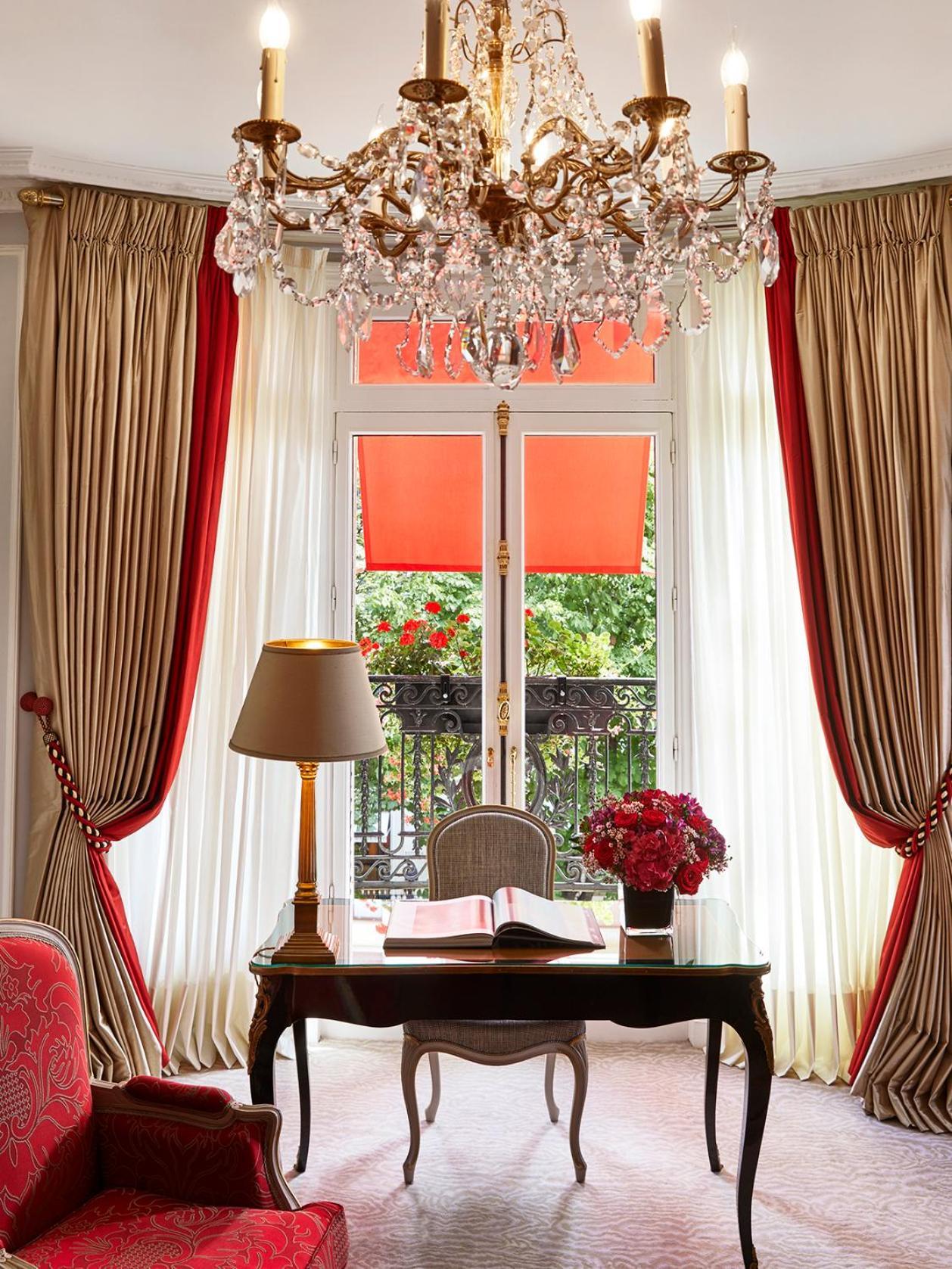 Deluxe Suite avenue Montaigne view