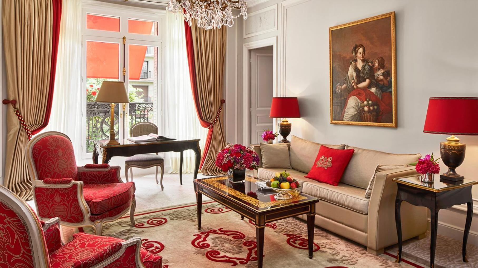 Deluxe Suite avenue Montaigne view