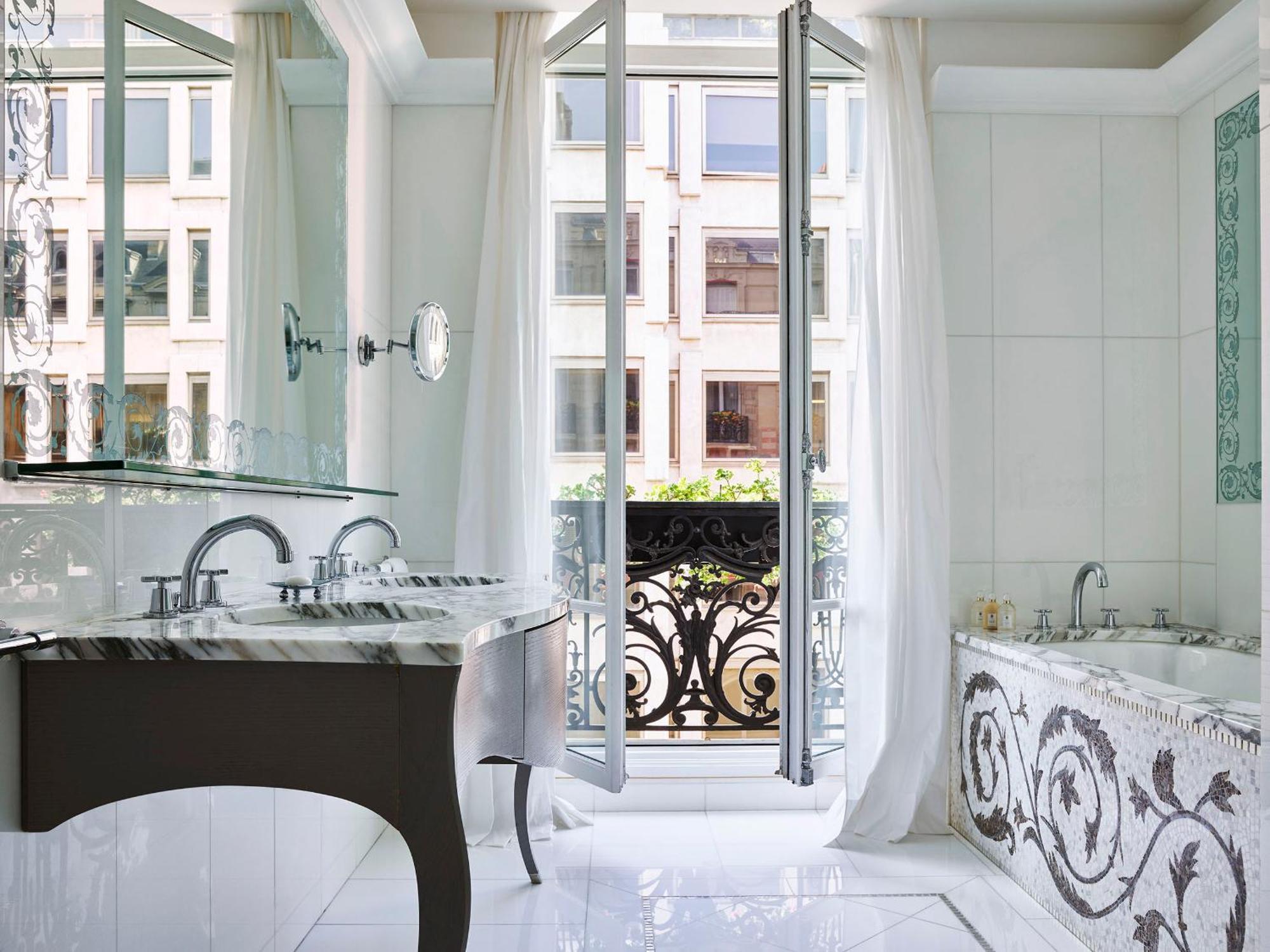 Haute Couture Eiffel Suite