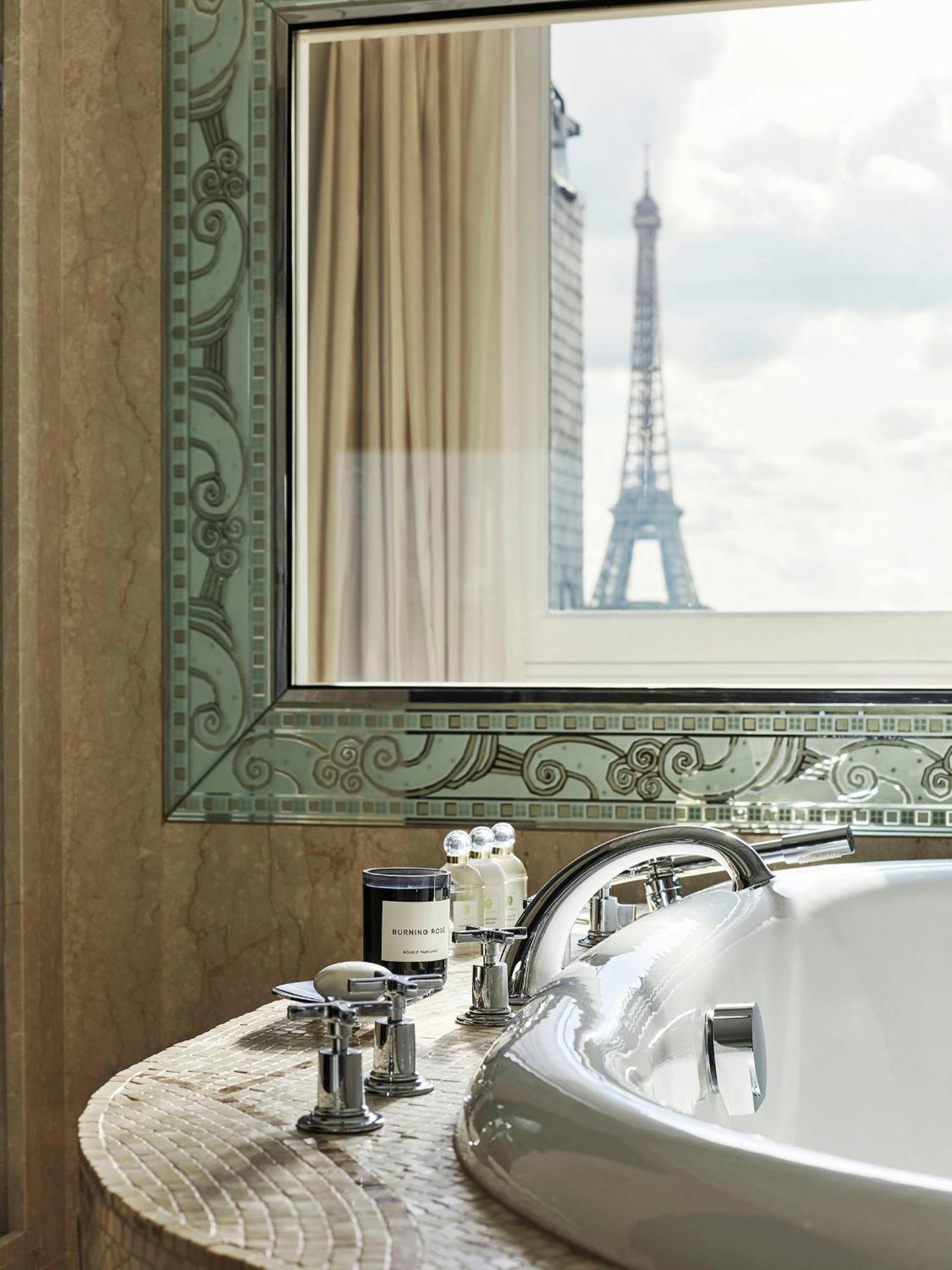 Signature Eiffel Suite