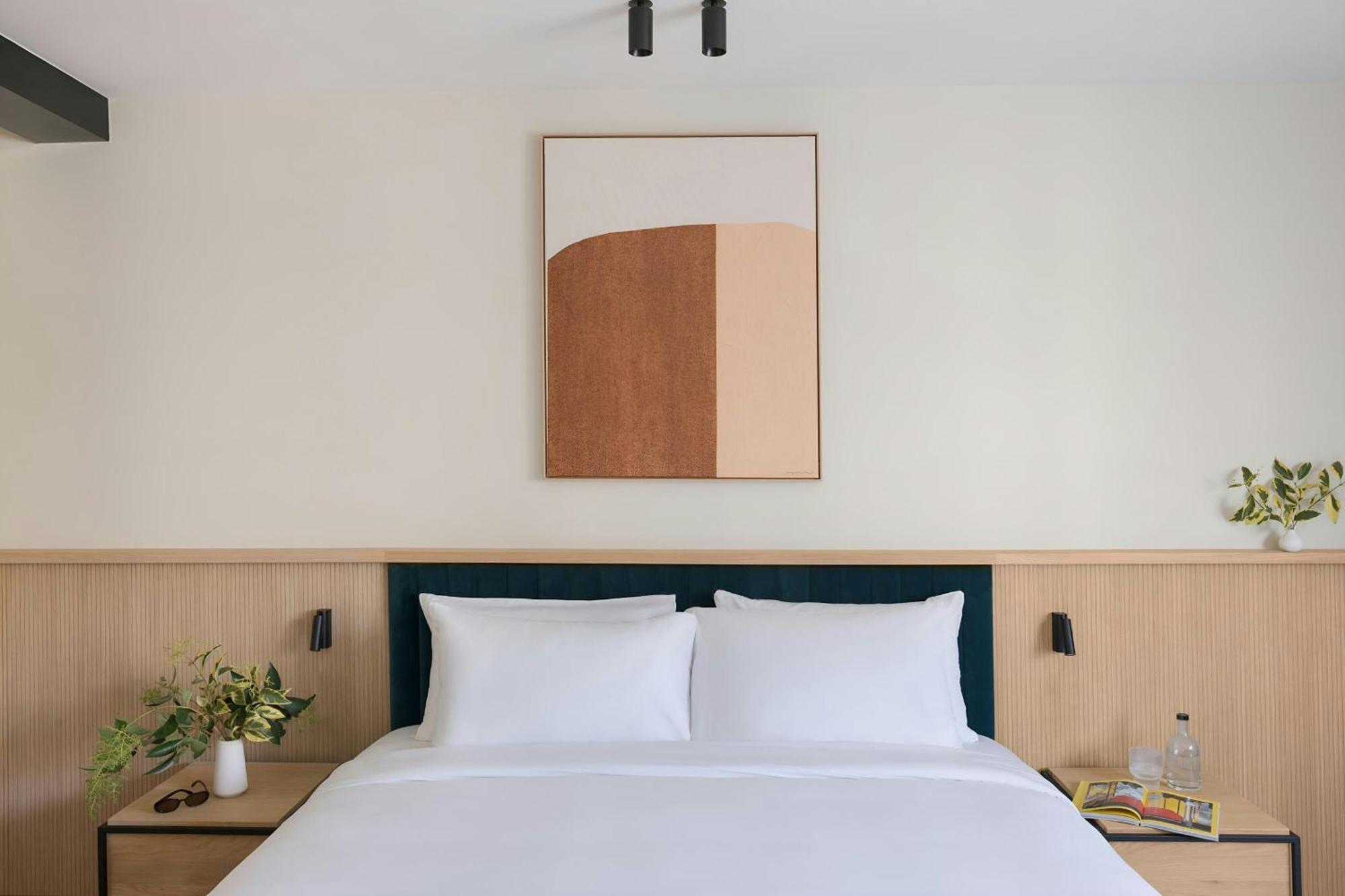 Superior Studio Apartment King Bed,1675004082:JPEG