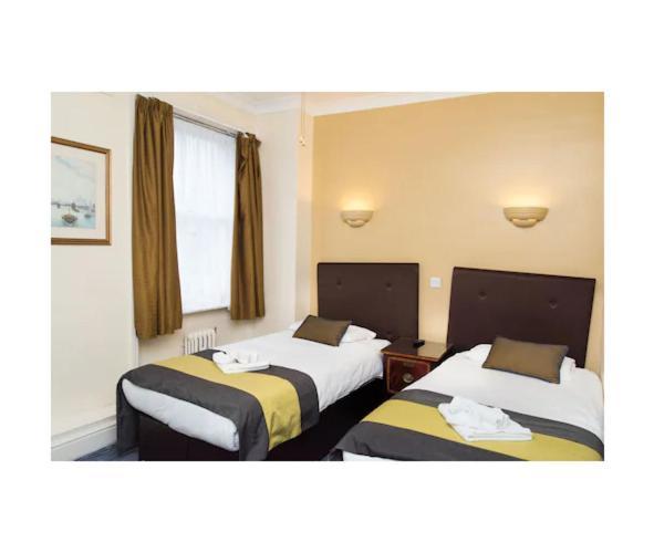 Twin Room,1675795773:JPEG