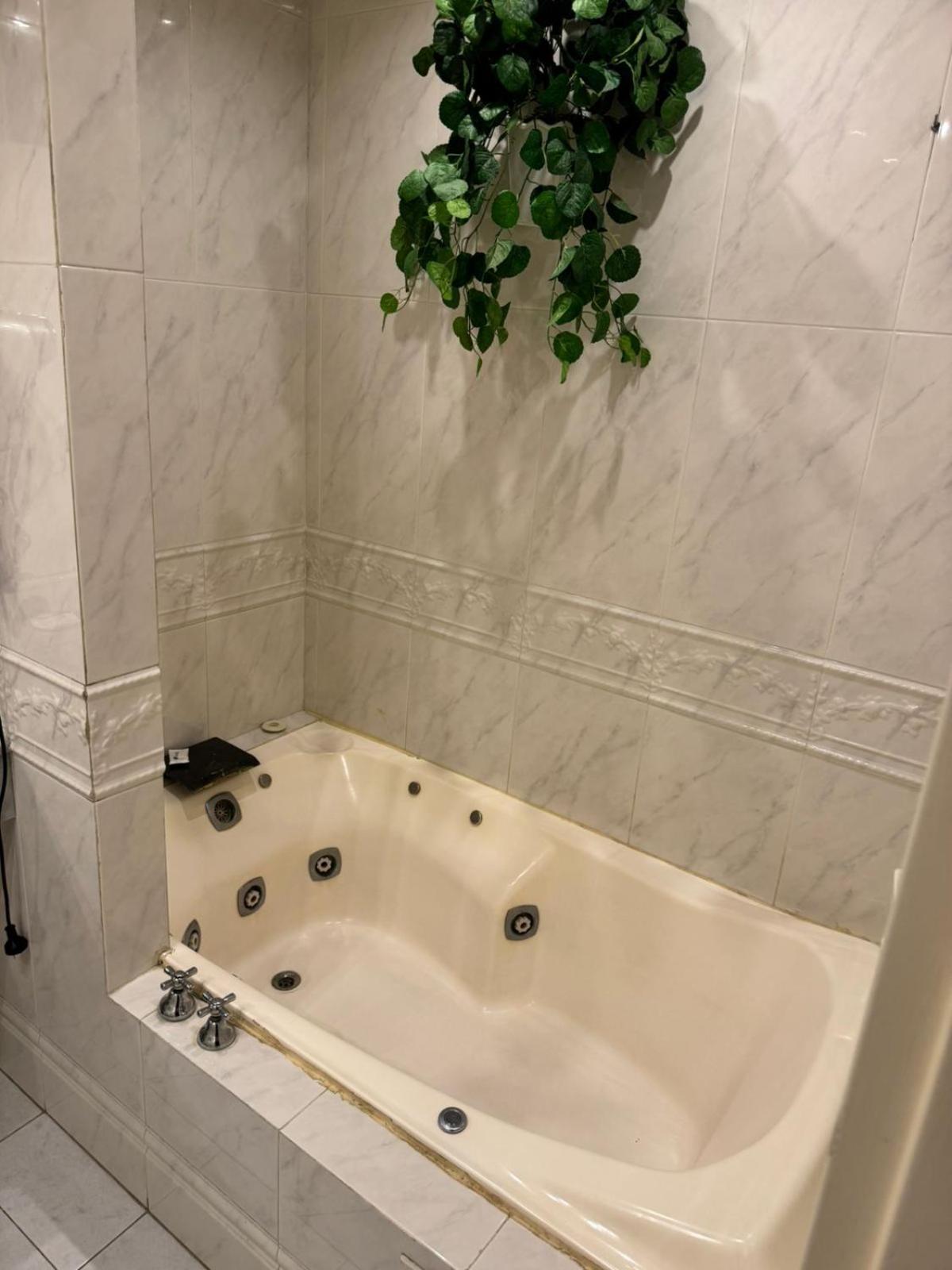 Suite Hot Tub,1676734761:JPEG