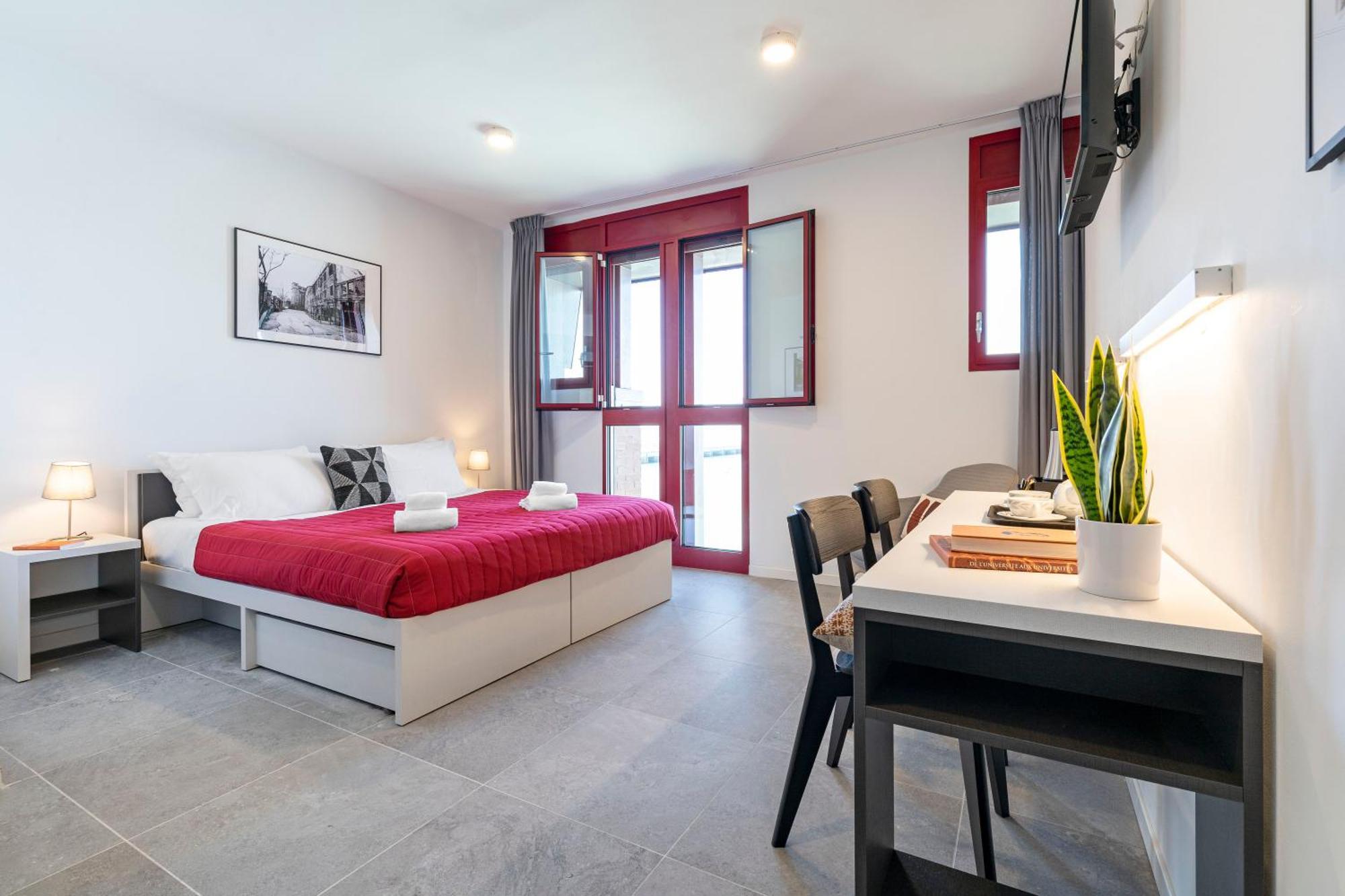 Habitación con cama extragrande y vistas al mar
