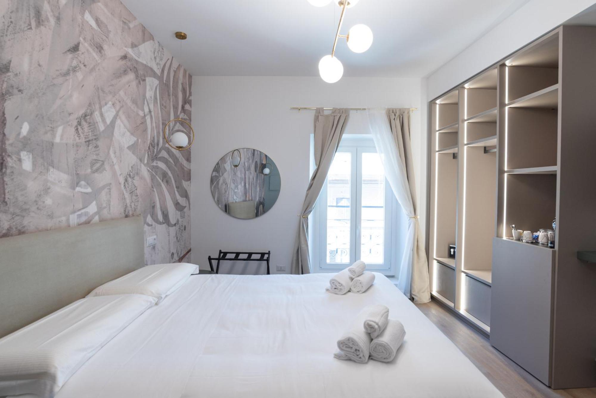 Habitación con cama grande y bañera de hidromasaje