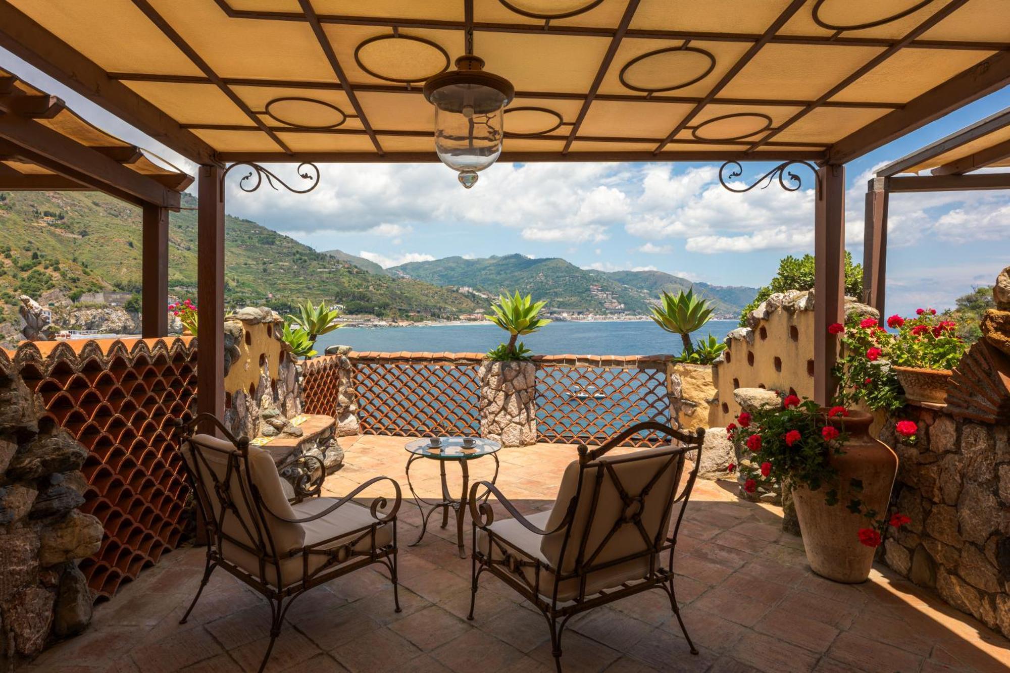 Premium Deluxe Triple Room with Sea View