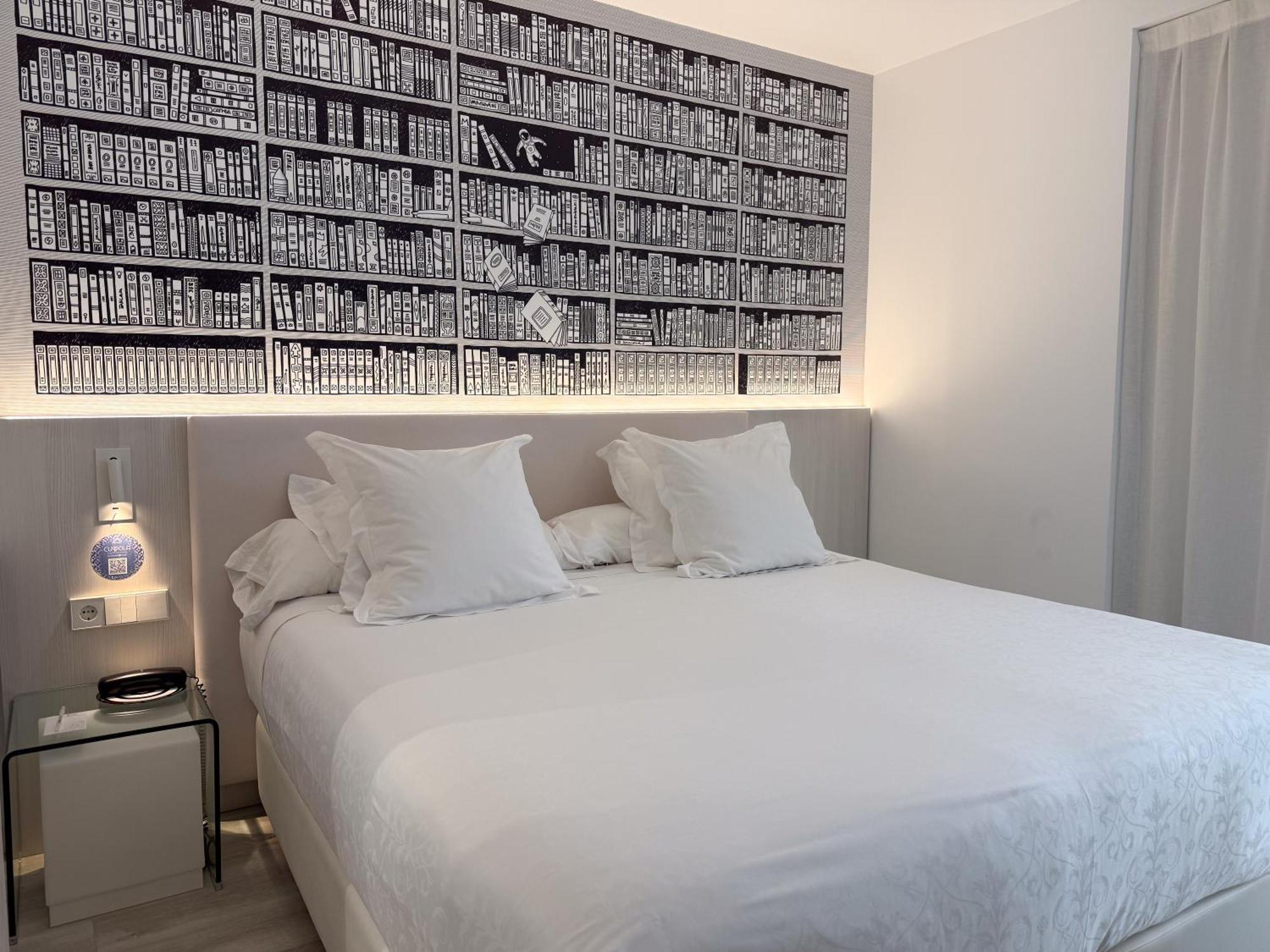 Habitación con cama extragrande.