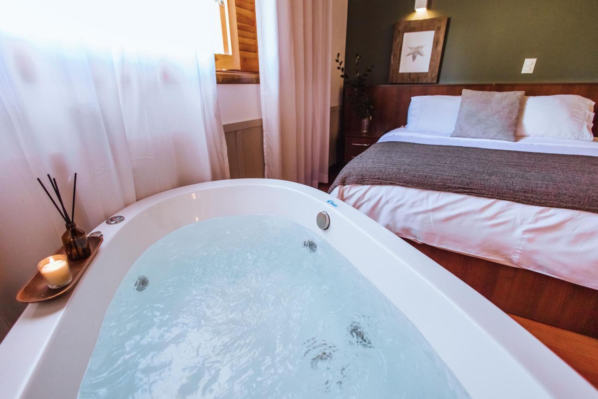 Deluxe Suite Spa Bath,1683914844:JPEG