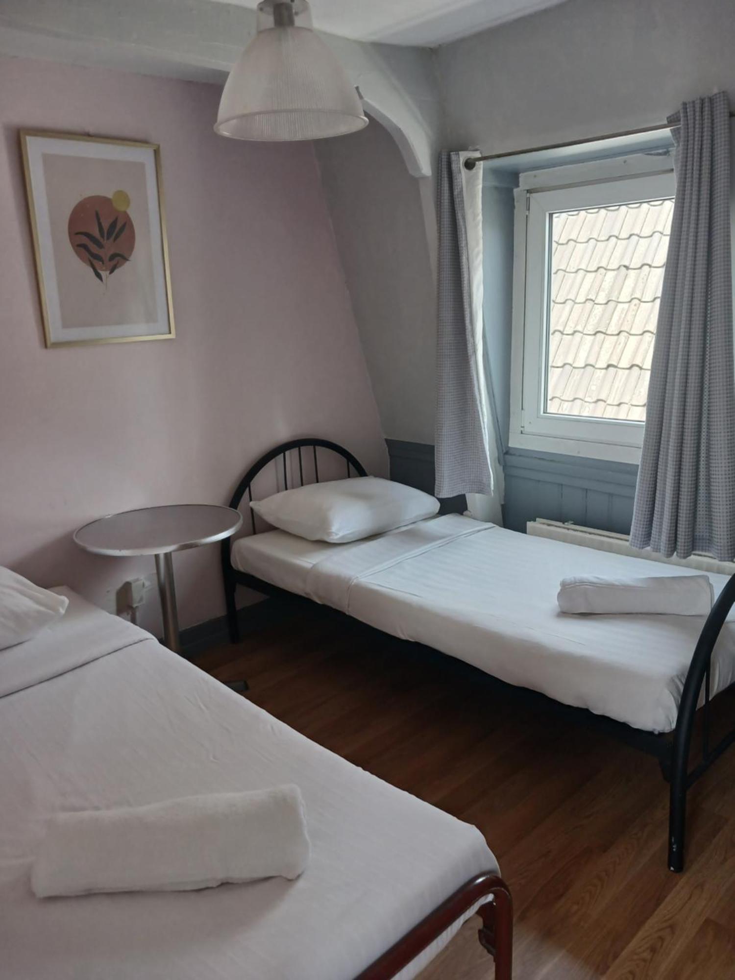 Twin Room,1685095407:JPEG