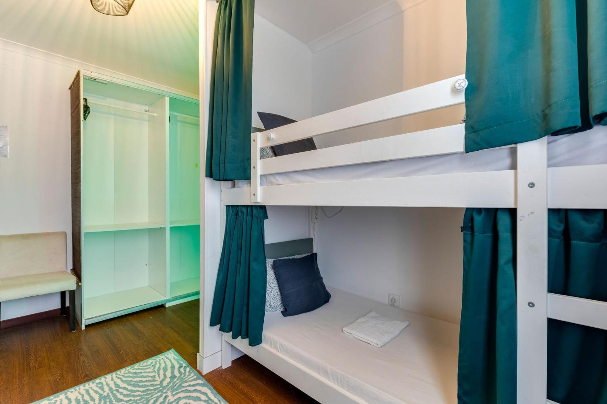 Bed 8-Bed Dormitory Room