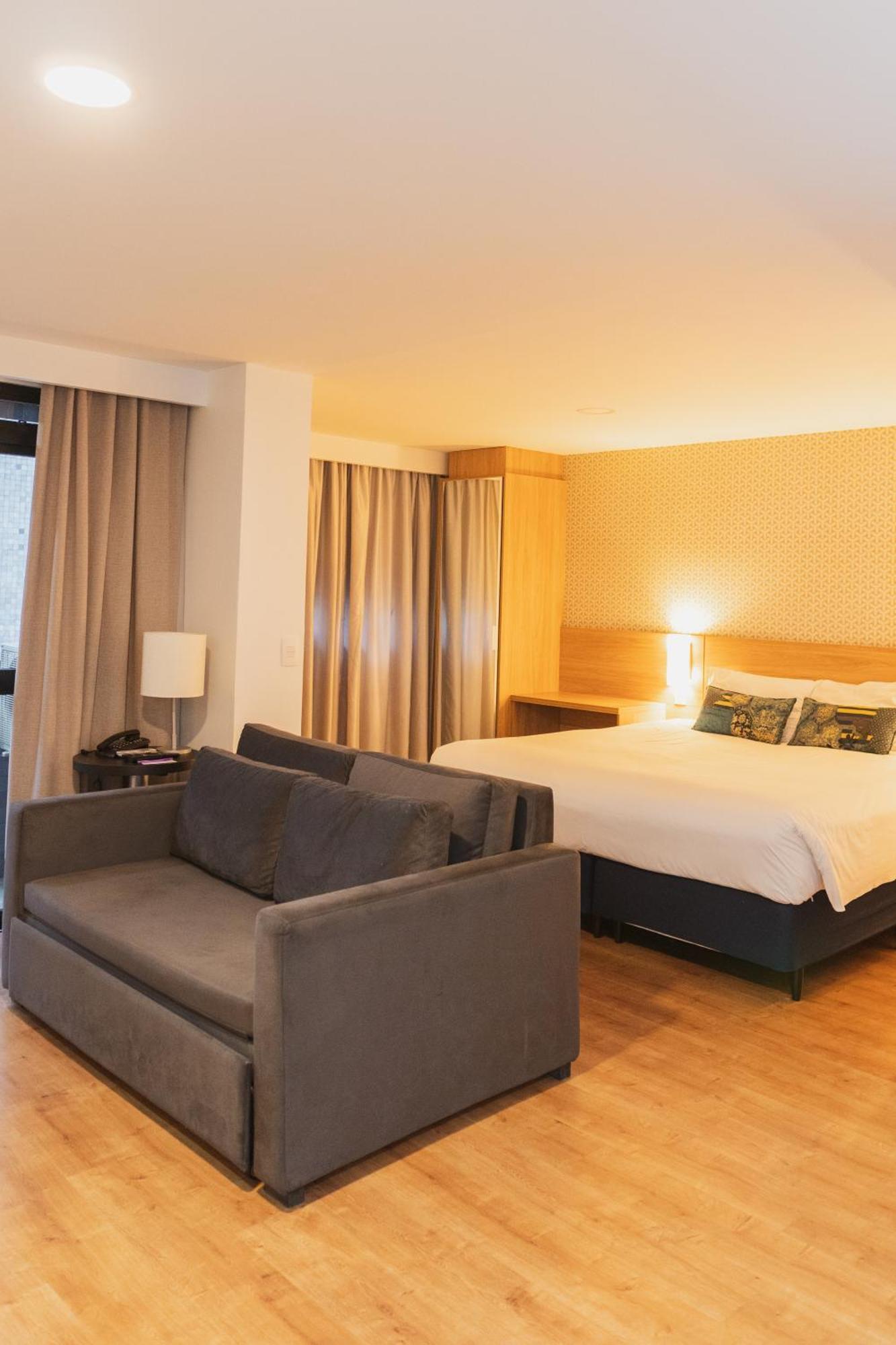Luxo Casal PcD – 1 Cama Queen e 1 Sofá-Cama com sacada