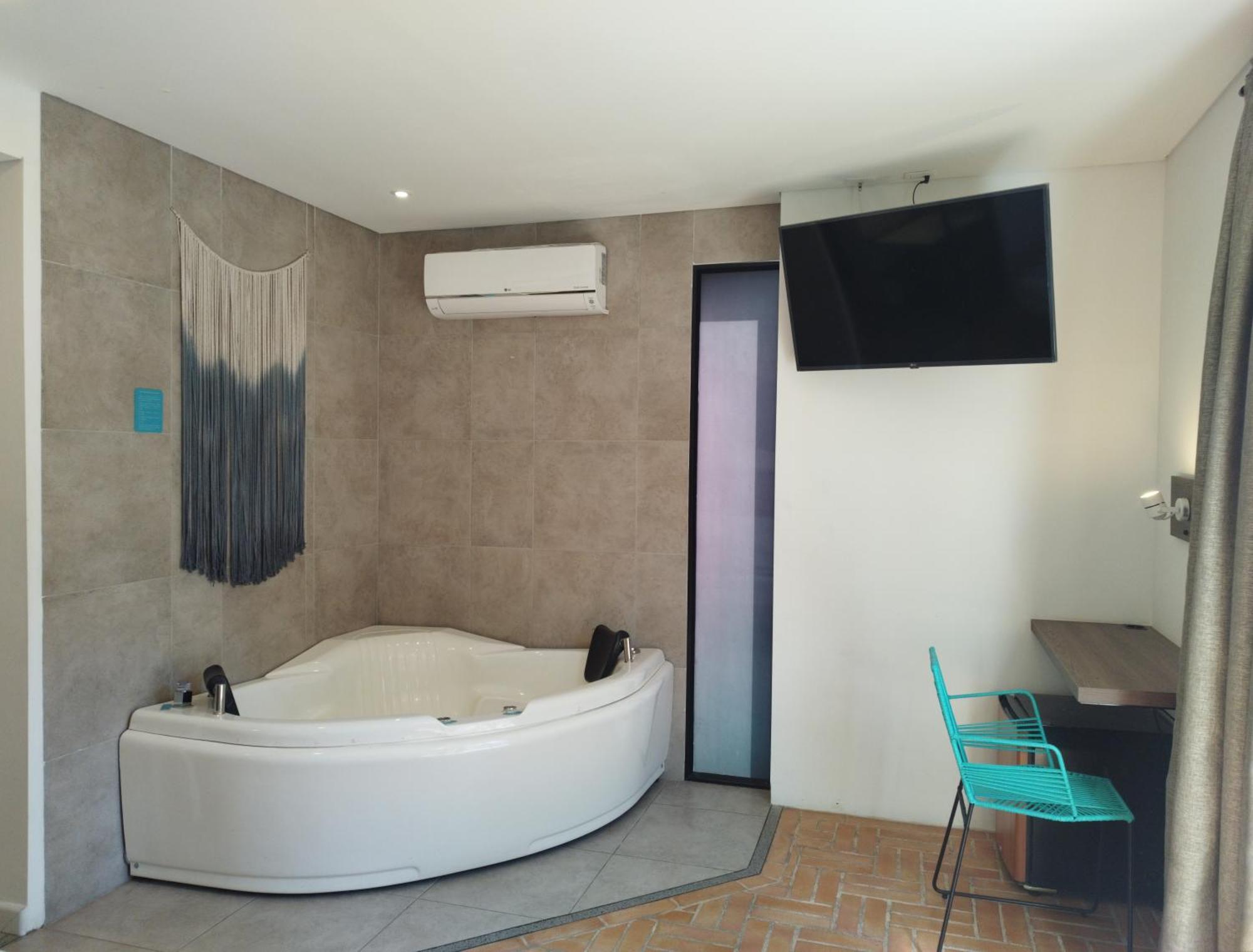 Habitación con vistas a la piscina - 1 cama grande