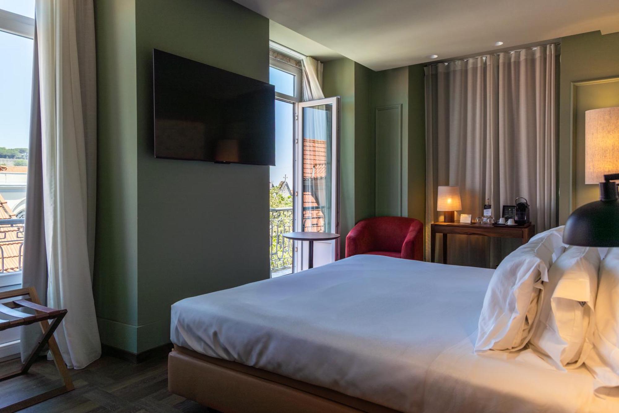 Double or Twin Deluxe Room River or Castle View,1689844239:JPEG
