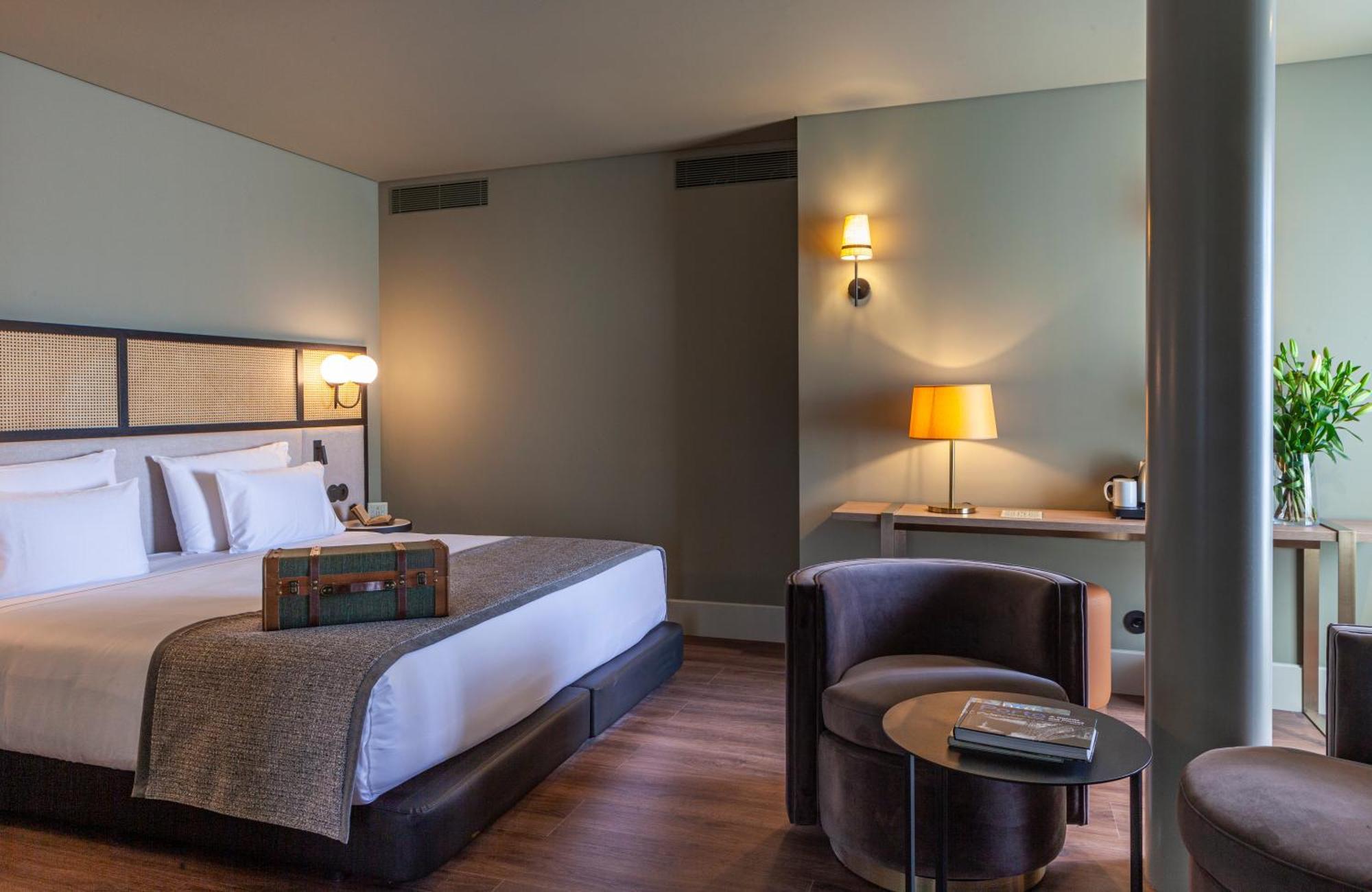 Suite con cama grande y balcón