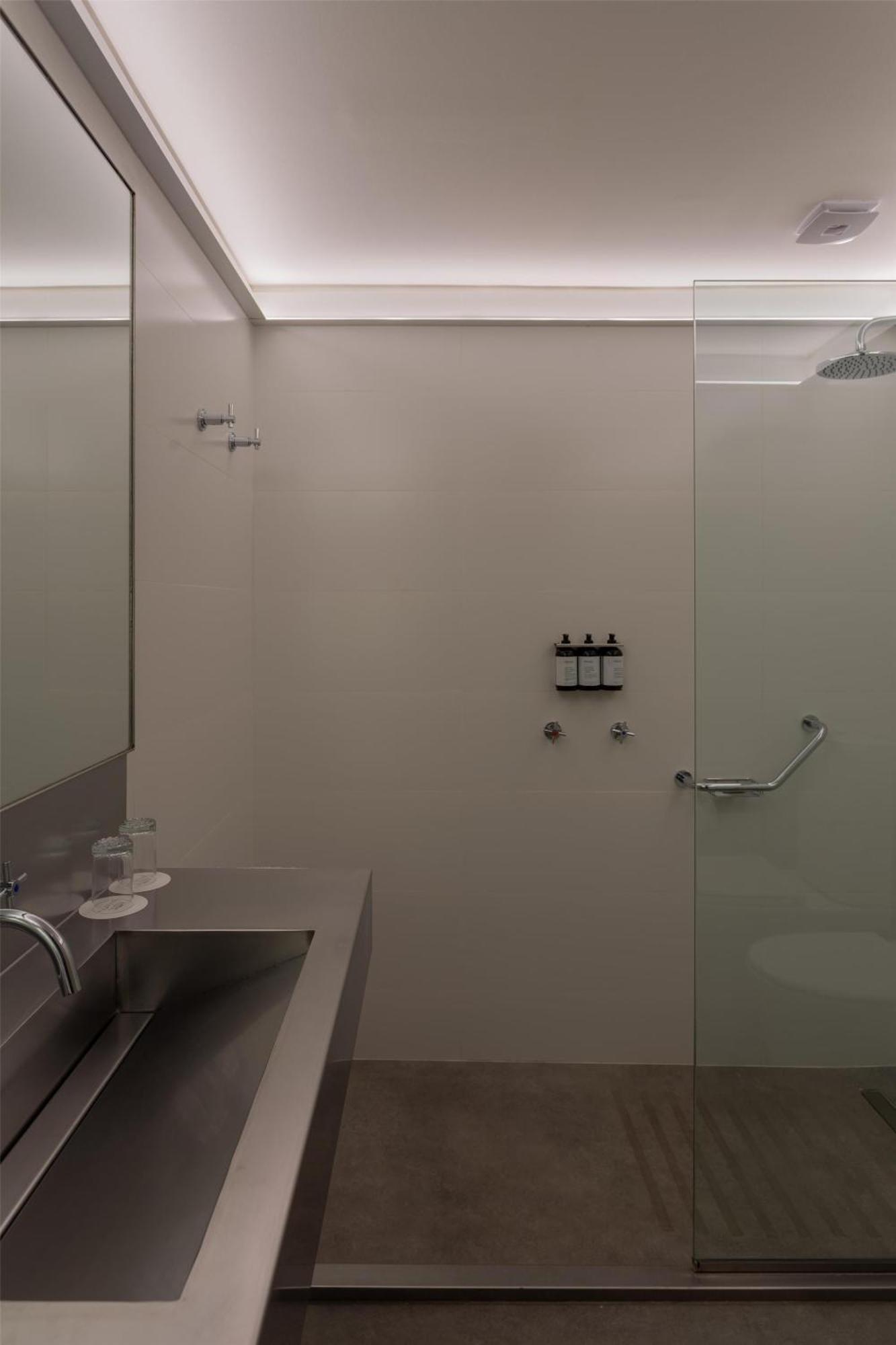 Habitación con cama extragrande y balcón