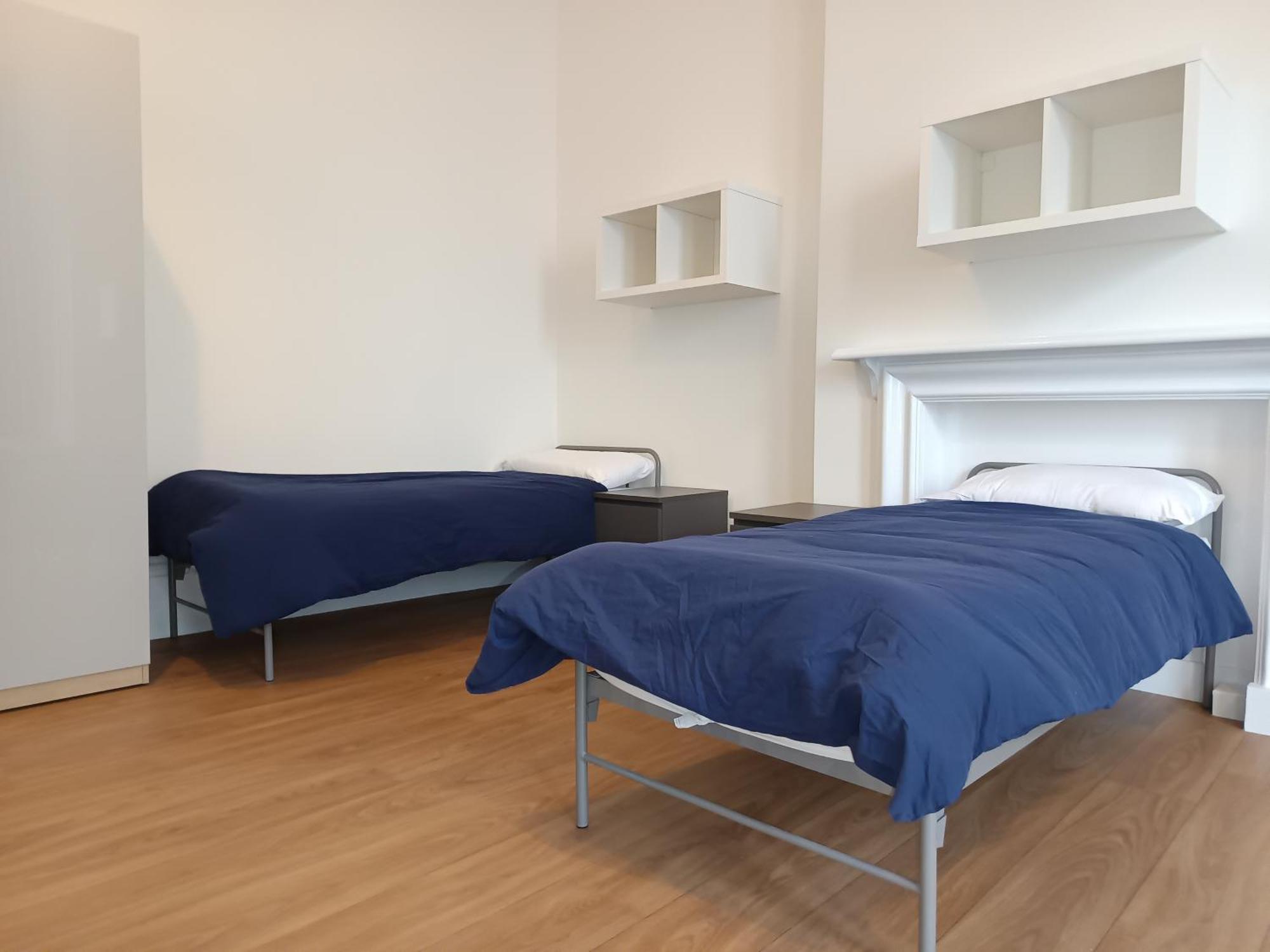 Cama en habitación femenina compartida de 4 camas