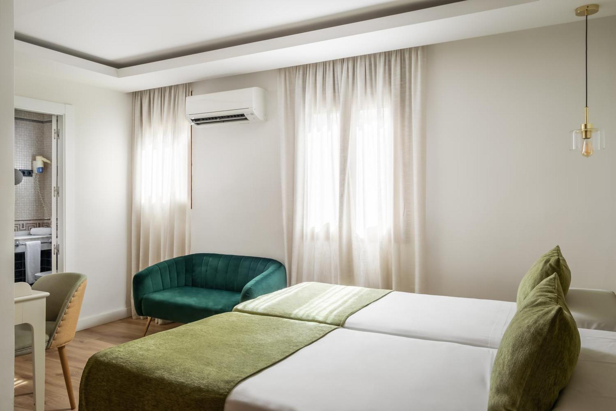 Twin Room,1697787984:JPEG
