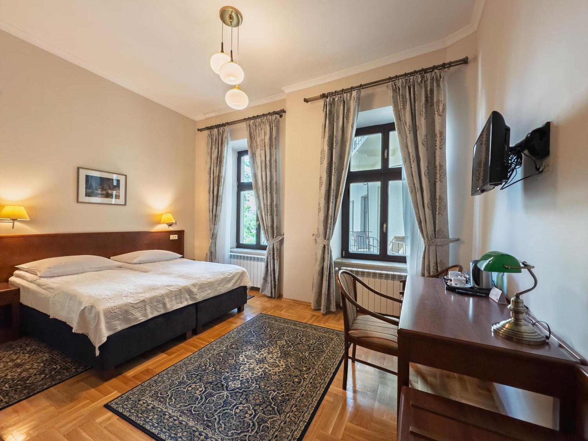 Twin Room,1697800526:JPEG