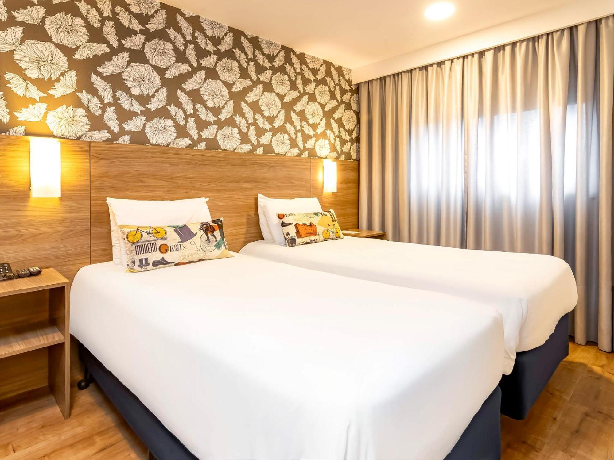 Luxo Twin 2 Camas Solteiro e 1 Sofá Cama com sacada
