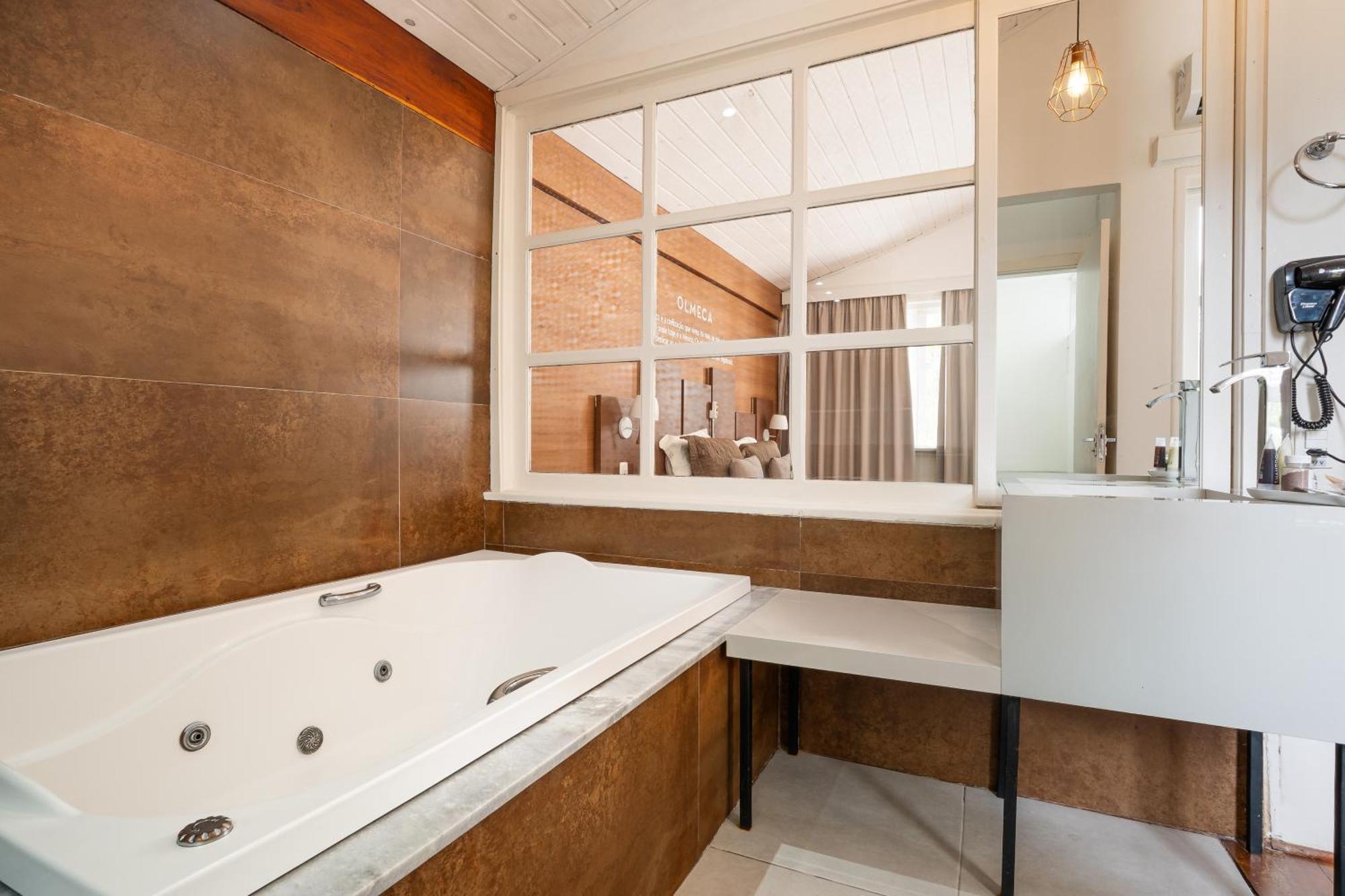 Quarto com Cama King-size e Banheira de Hidromassagem