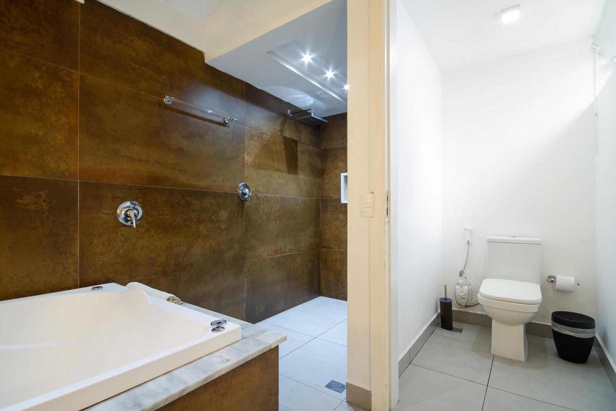 Quarto com Cama King-size e Banheira de Hidromassagem