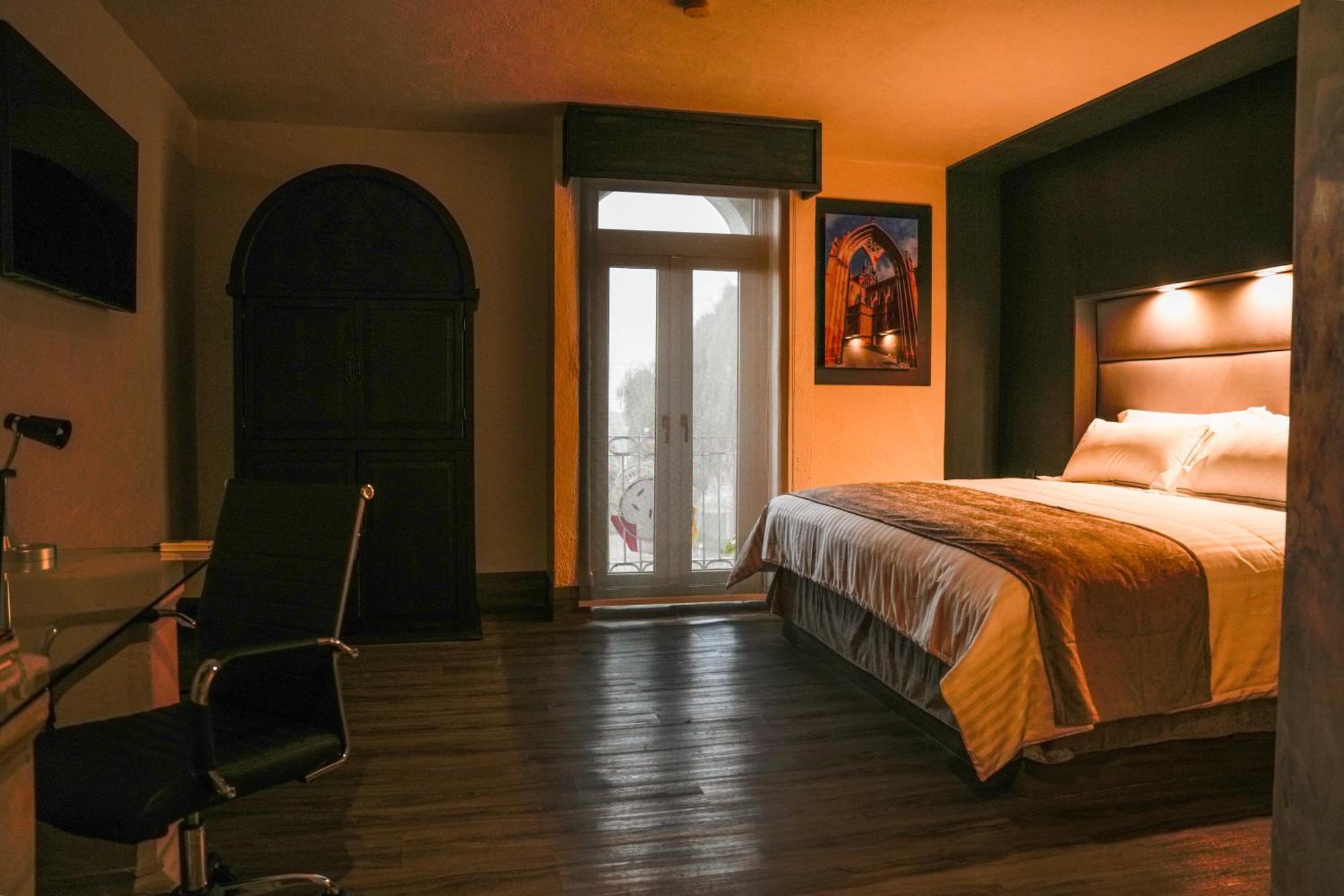 Deluxe Queen Room,1742718241:JPEG