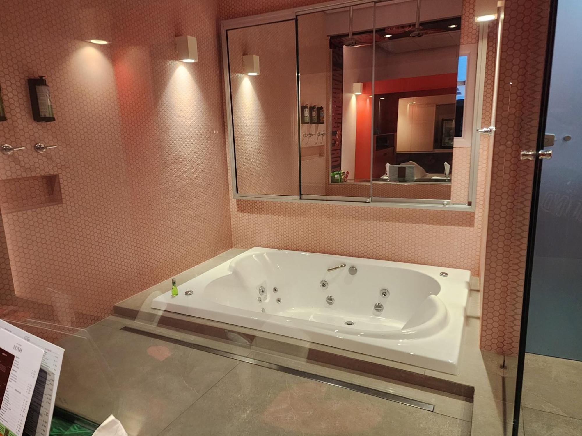 Suite Spa Bath,1698991213:JPEG