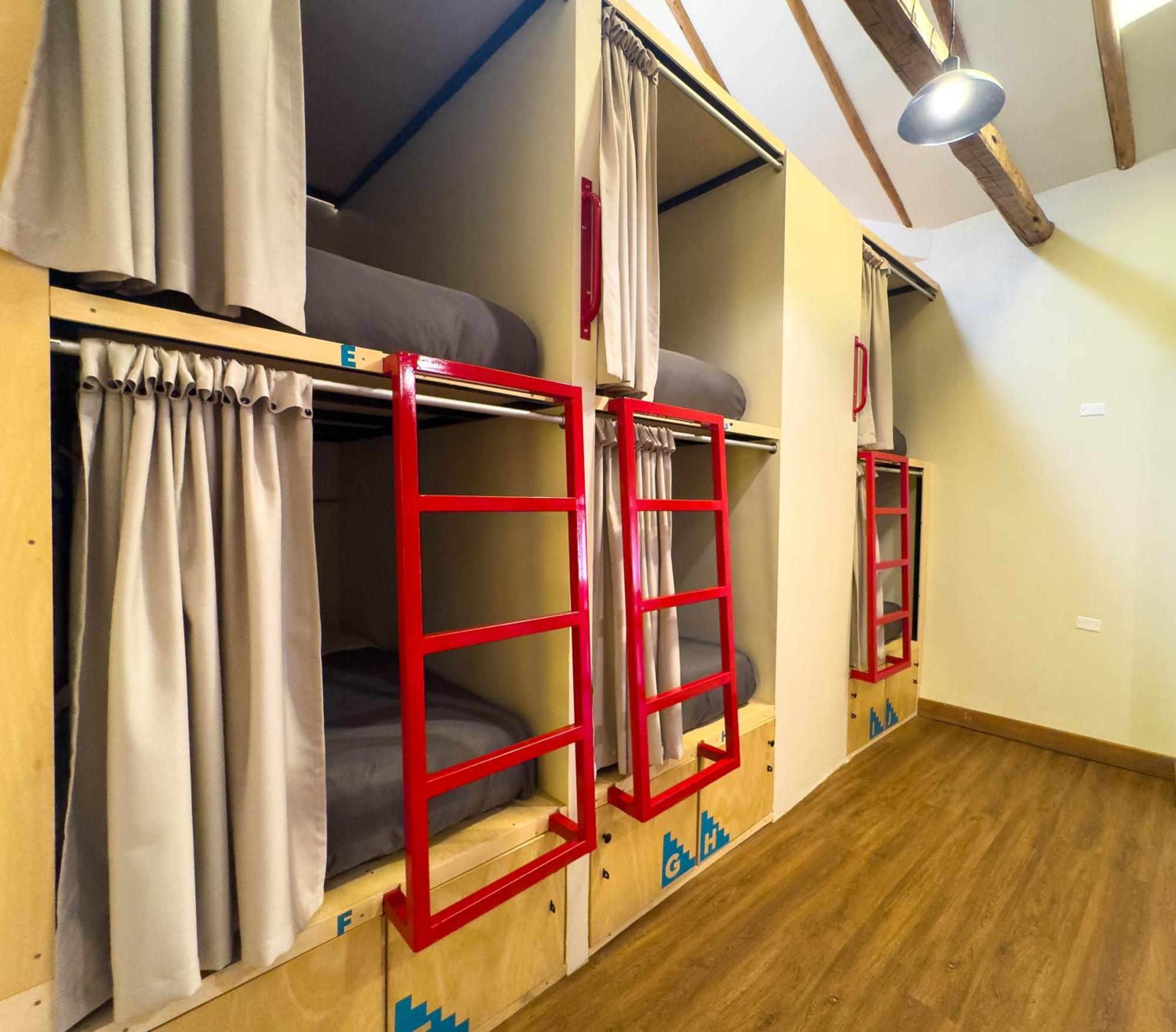 Cama em Dormitório com 10 Camas e Banheiro