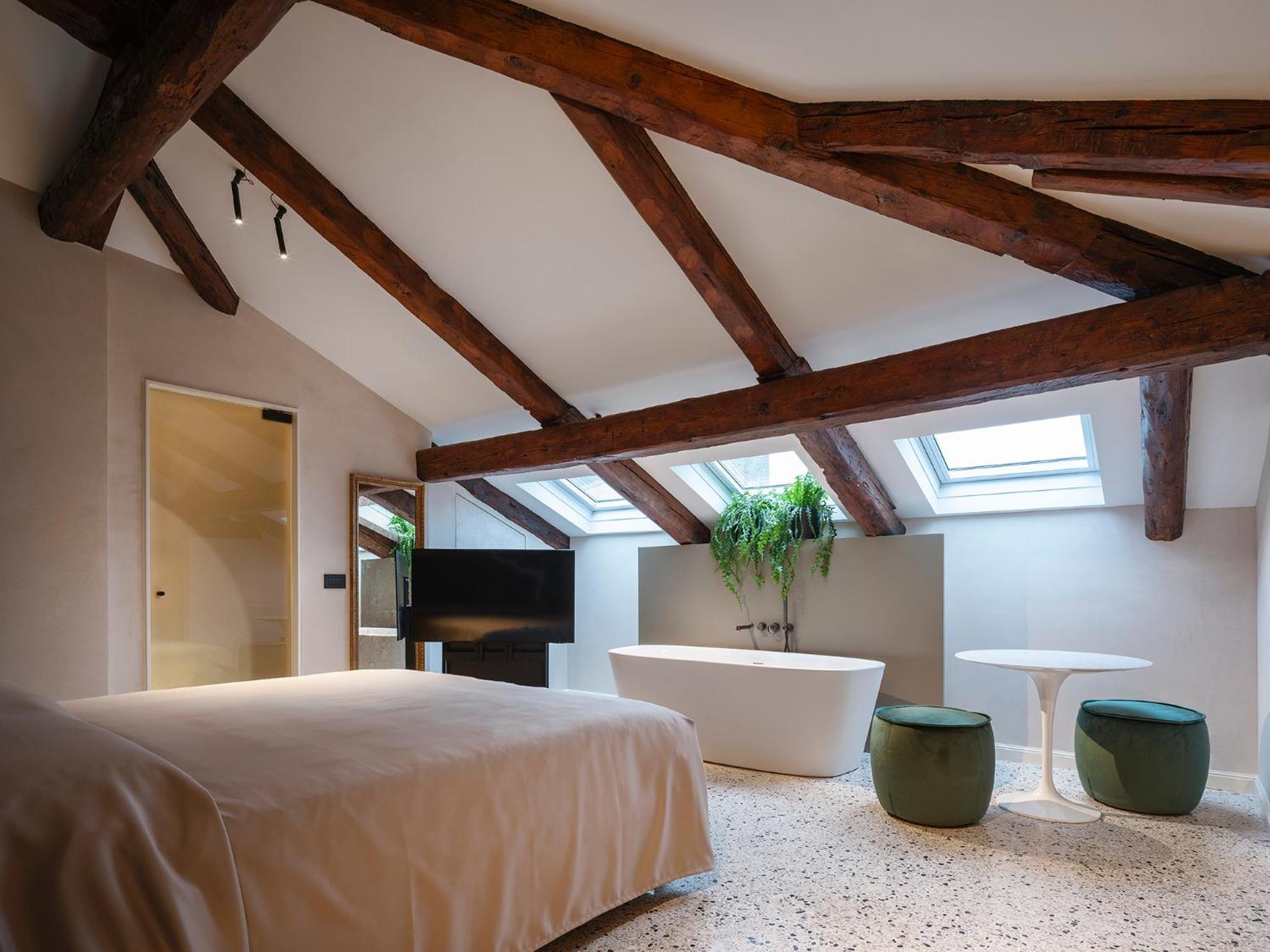 Deluxe Room,1705265381:JPEG