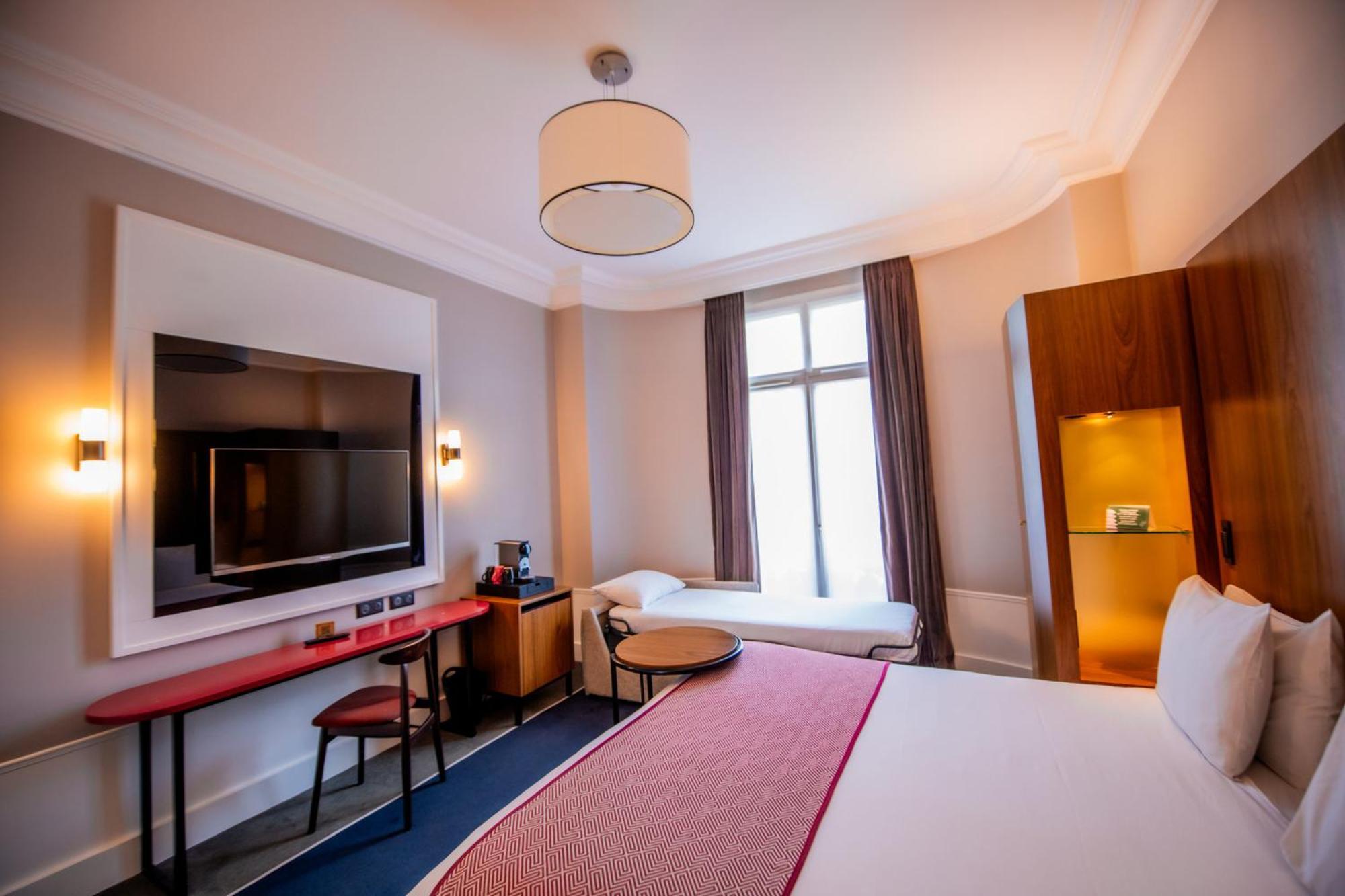 Premium King Room Single Sofa Bed City View