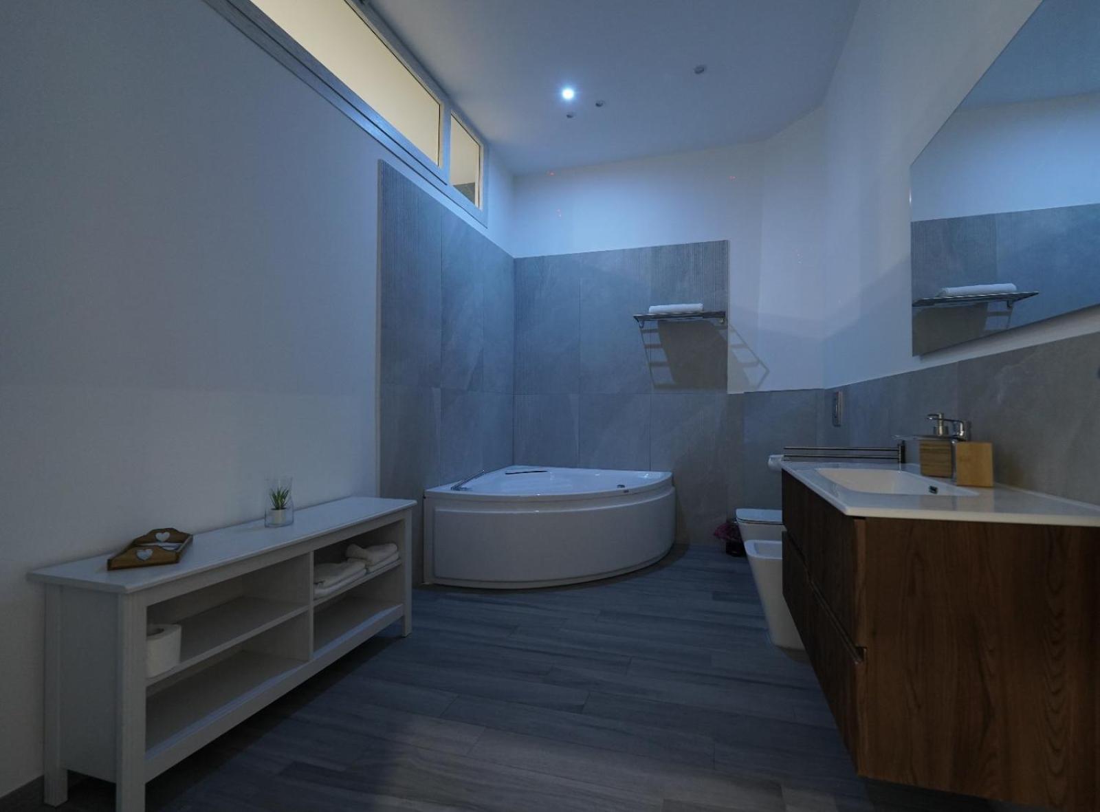 King Room Spa Bath,1695811057:JPEG