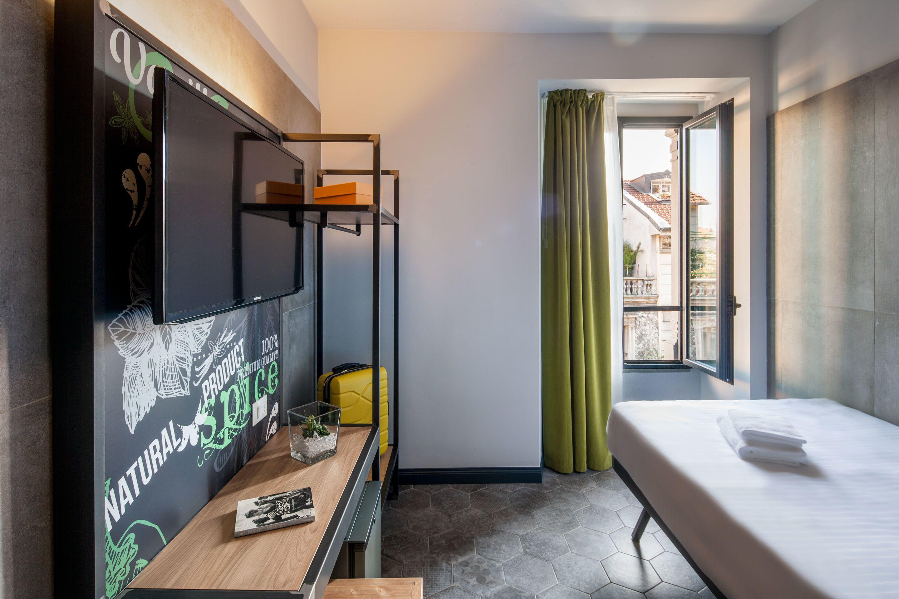 Single Room,642427719:JPEG