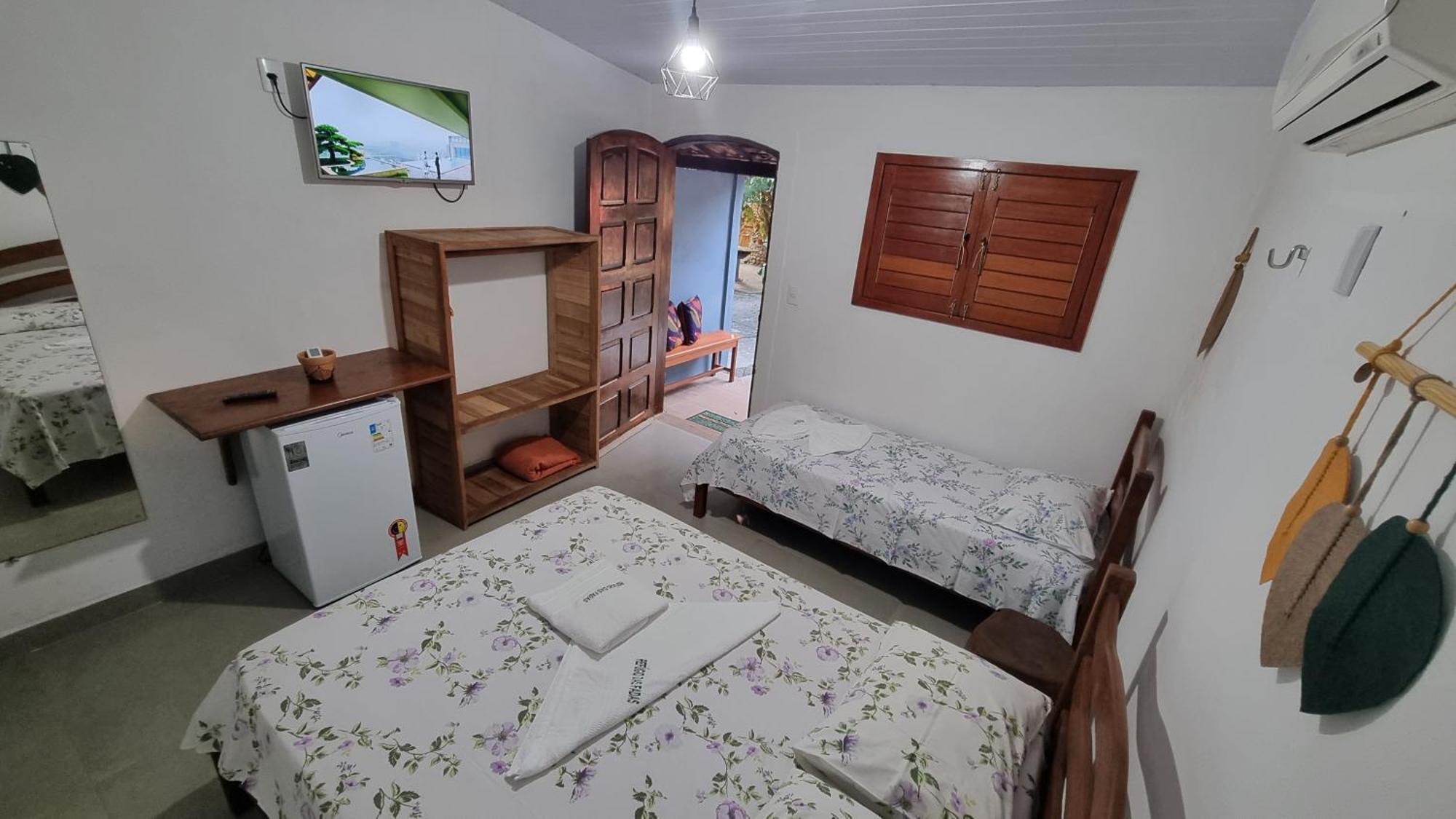 Quarto Triplo com Banheiro Privativo