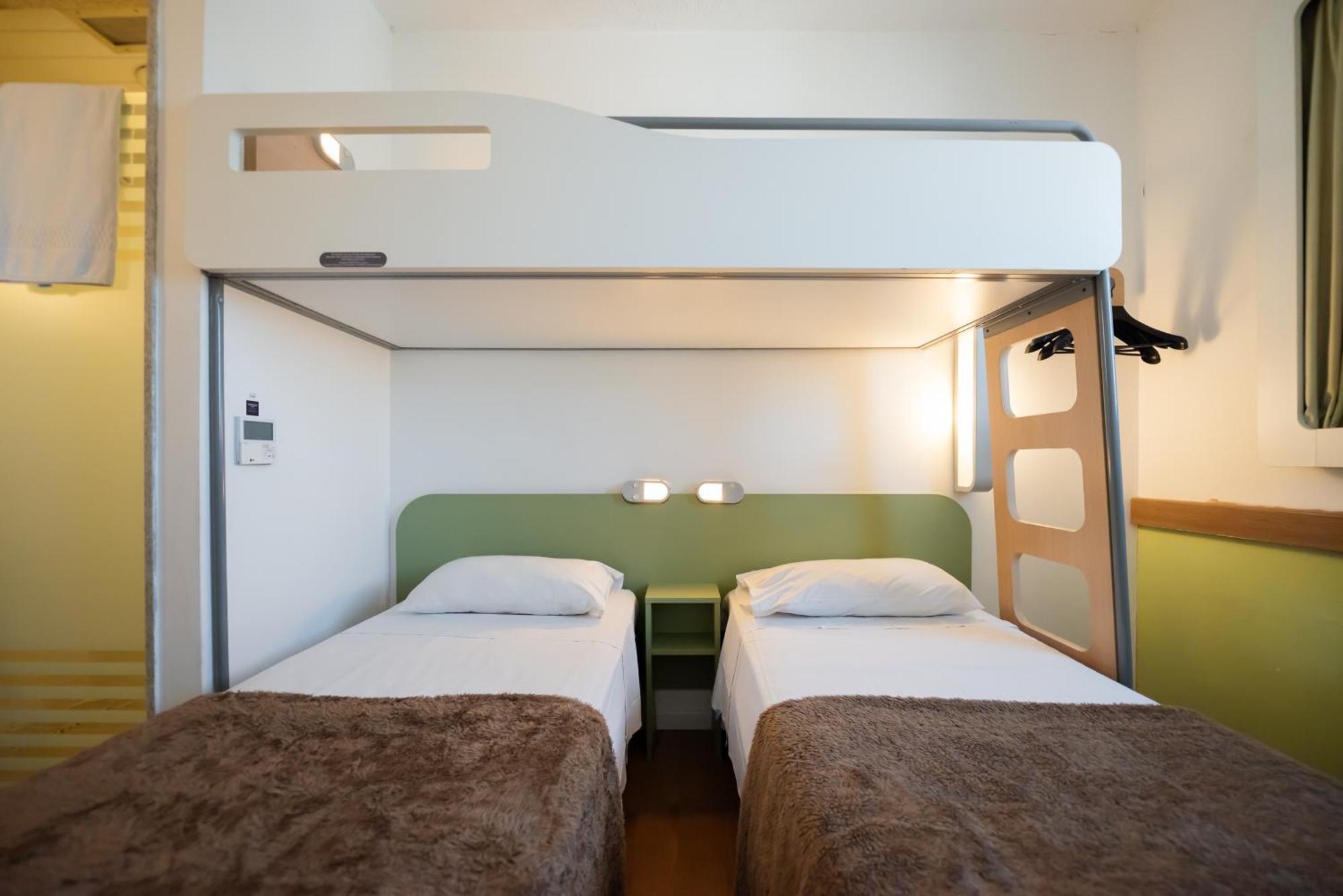 Standard room 2 twin beds 1 bunk bed,1714081594:JPEG