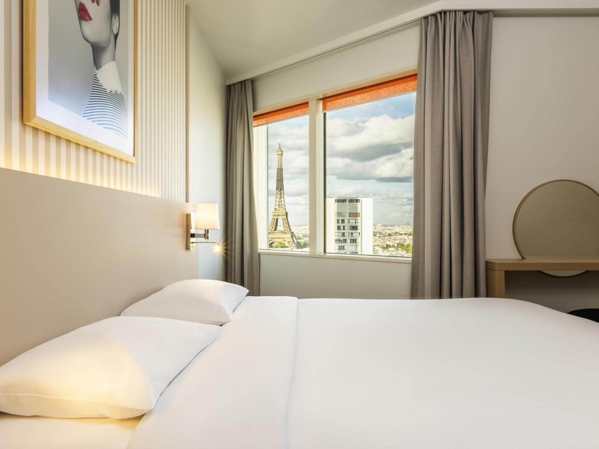 One-Bedroom Apartment View on Eiffel Tower,1716984336:JPEG