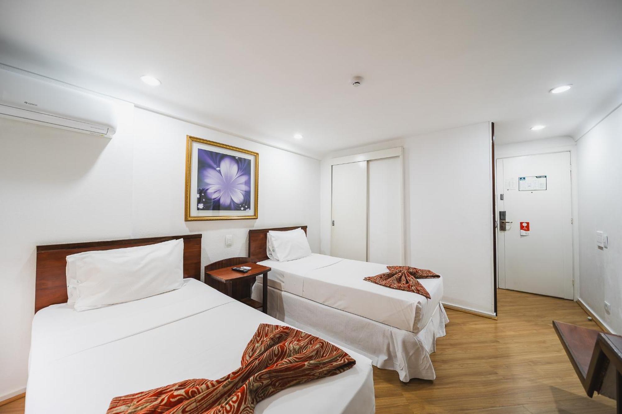 Quarto com 2 Camas de Solteiro