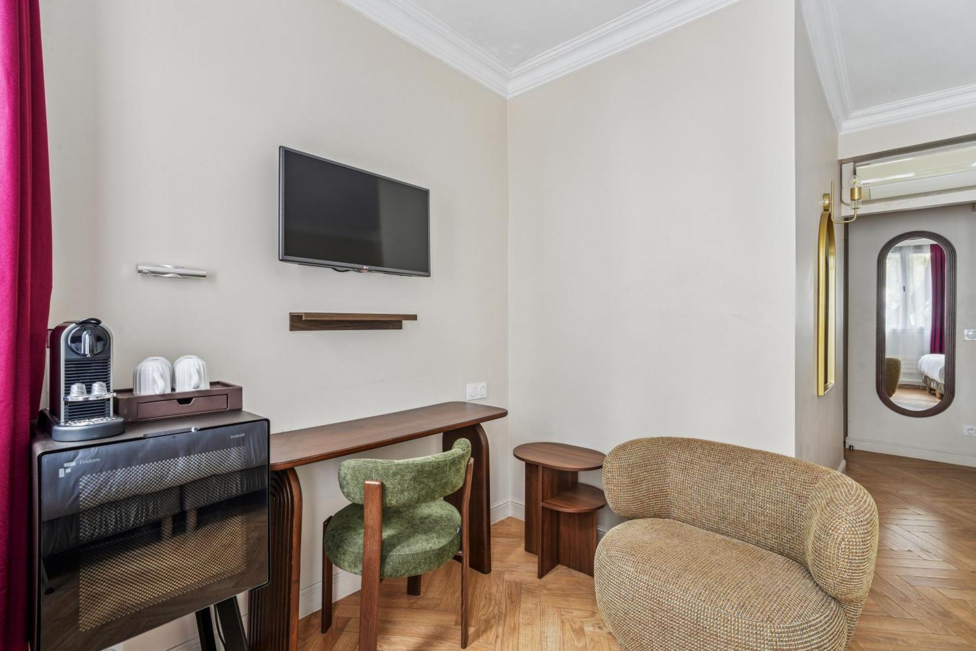 Family Room,1770254639:JPEG