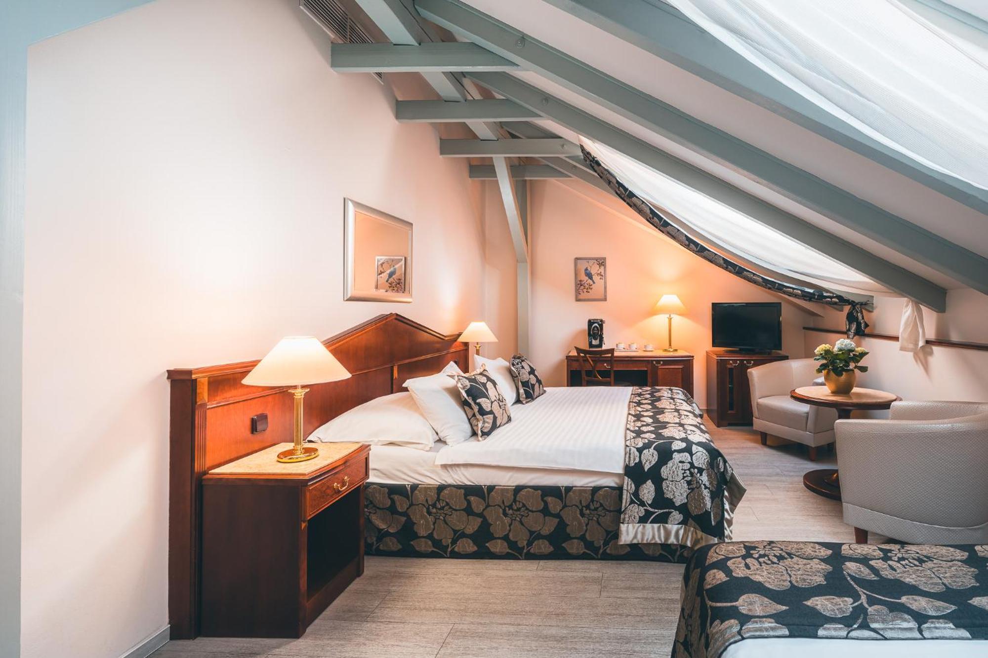 Triple Room,1729989088:JPEG