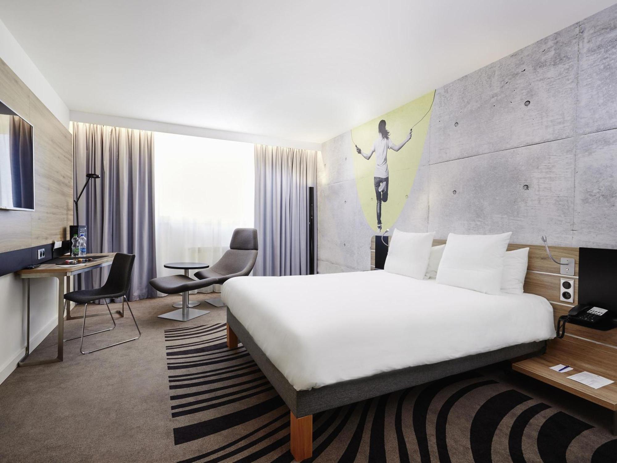 Executive Queen Room,1765178555:JPEG
