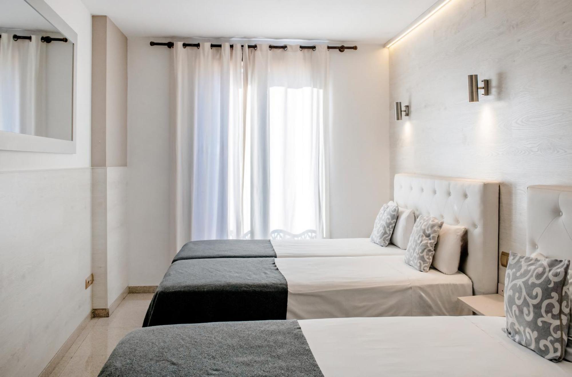 One-Bedroom Apartment Balcony,1730006314:JPEG