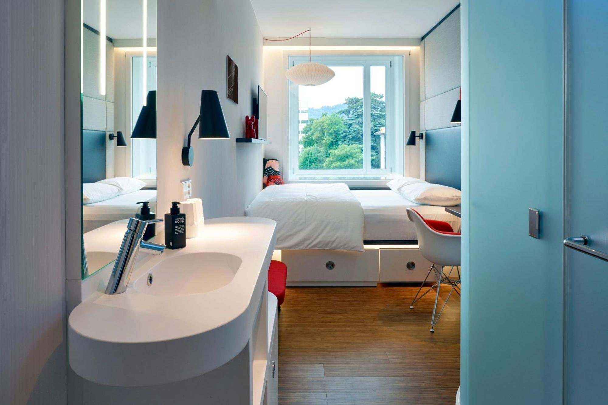Habitación con cama extragrande.