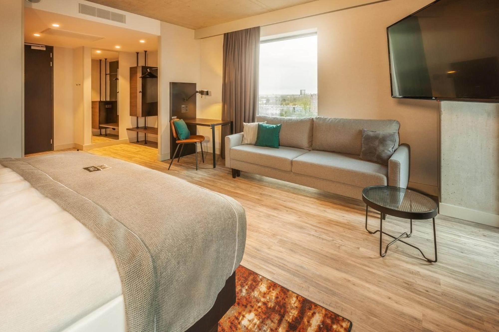Premium Queen Room Sofa Bed Harbour View