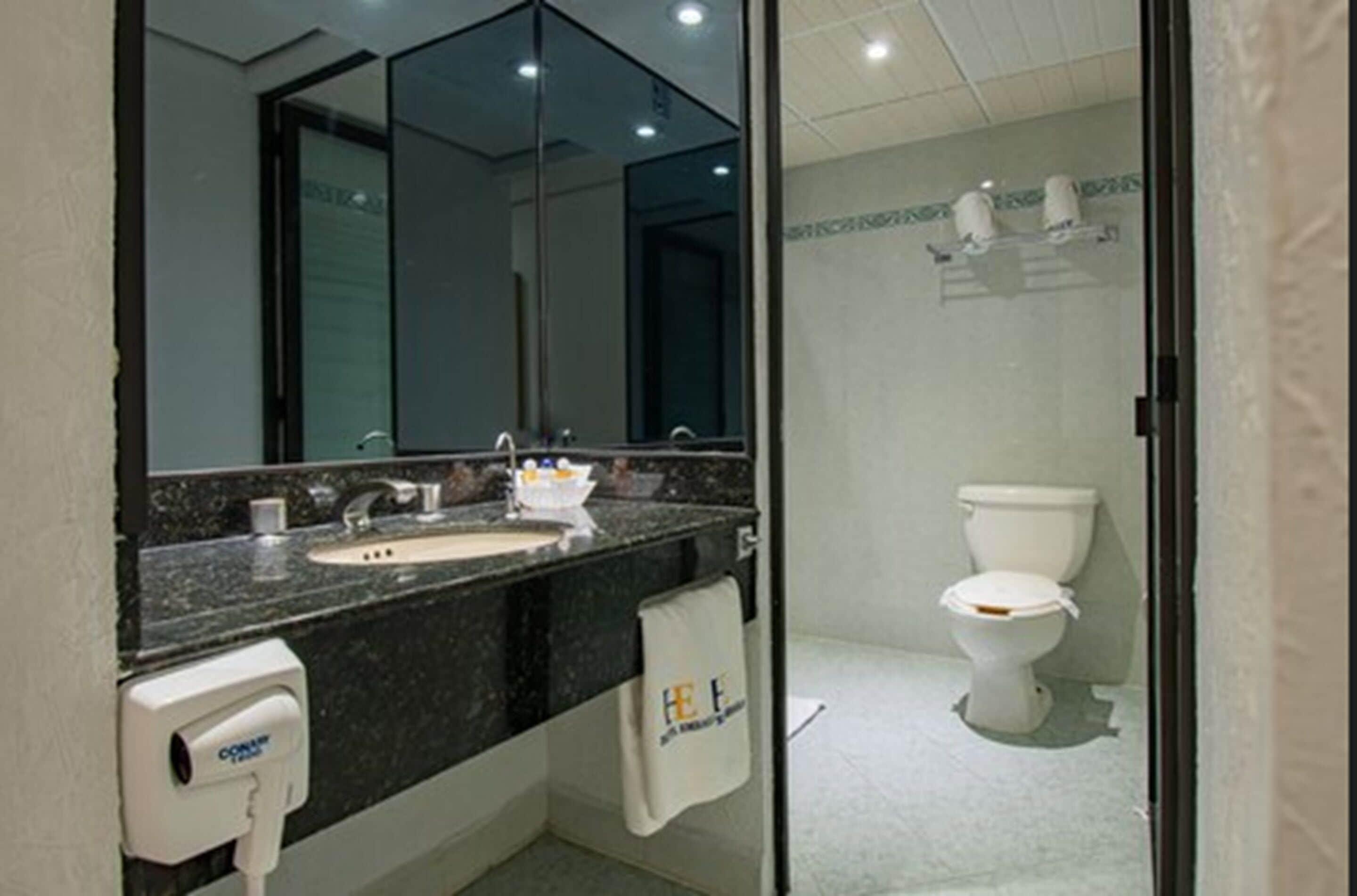Deluxe King Suite,932660917:JPEG