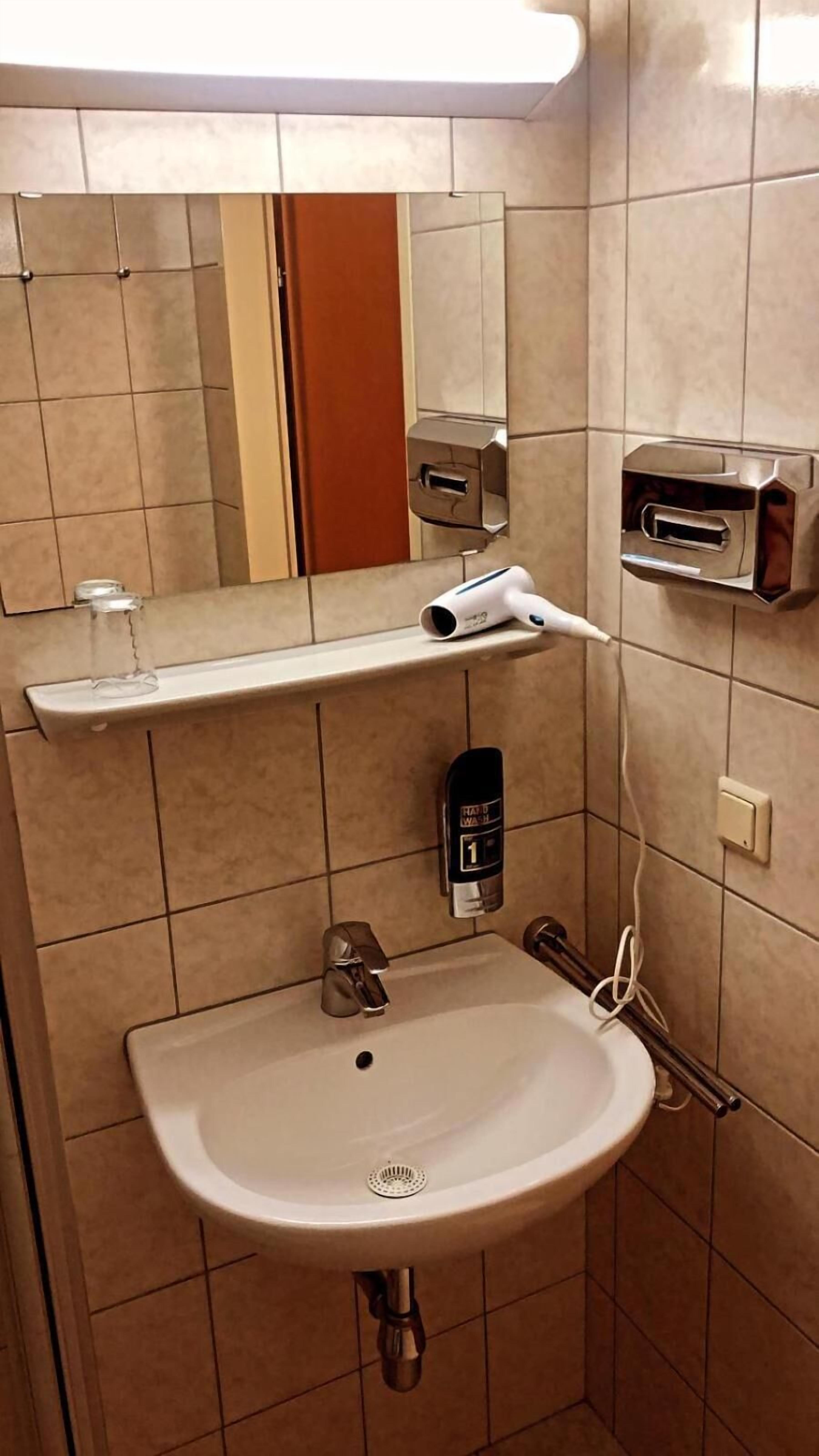 Single Room,1765204723:JPEG
